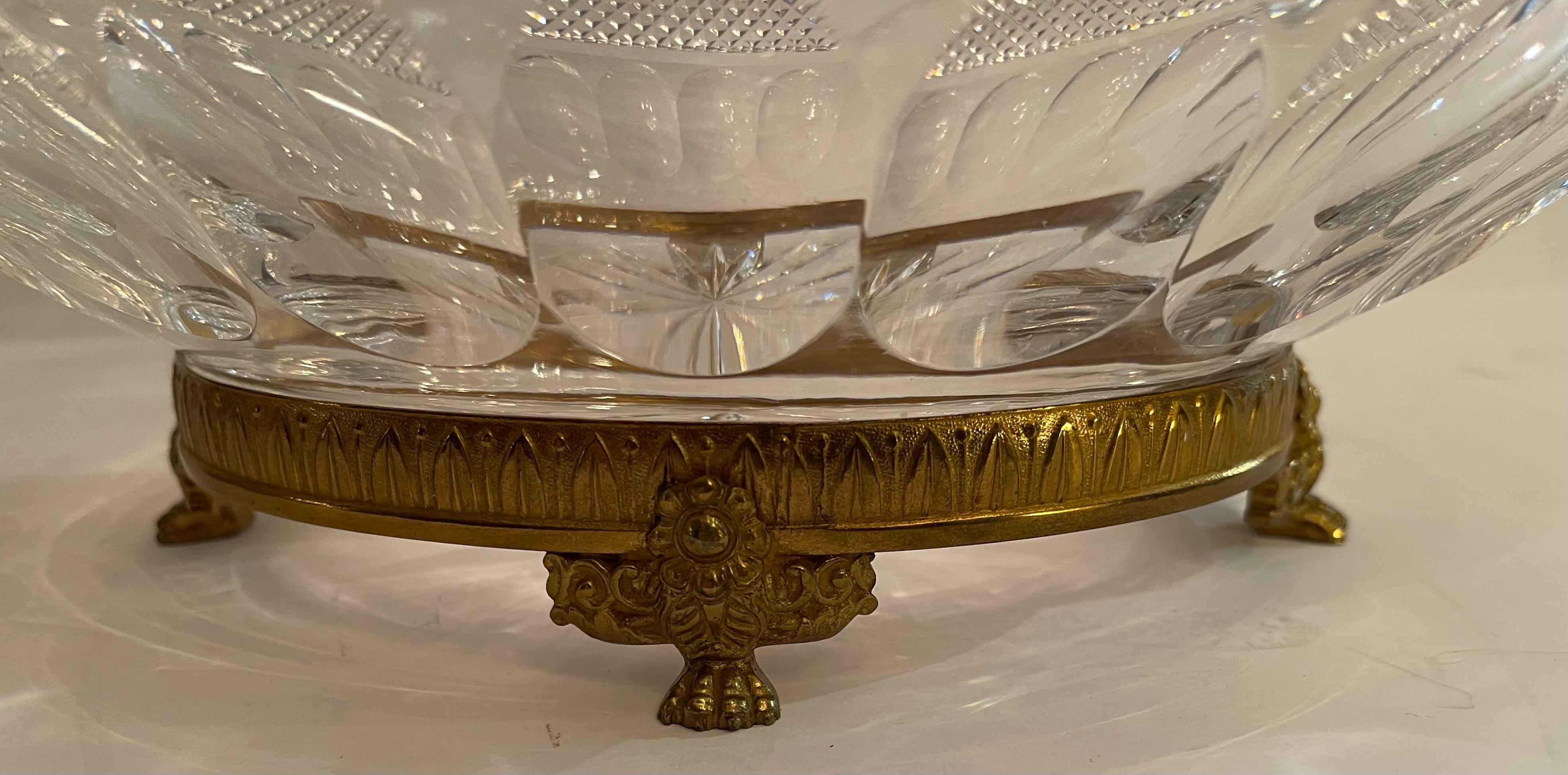 Wunderschöner ovaler Tafelaufsatz aus französischer Baccarat-Bronze mit Pfotenfuß aus Diamantschliff-Kristall (Facettiert) im Angebot