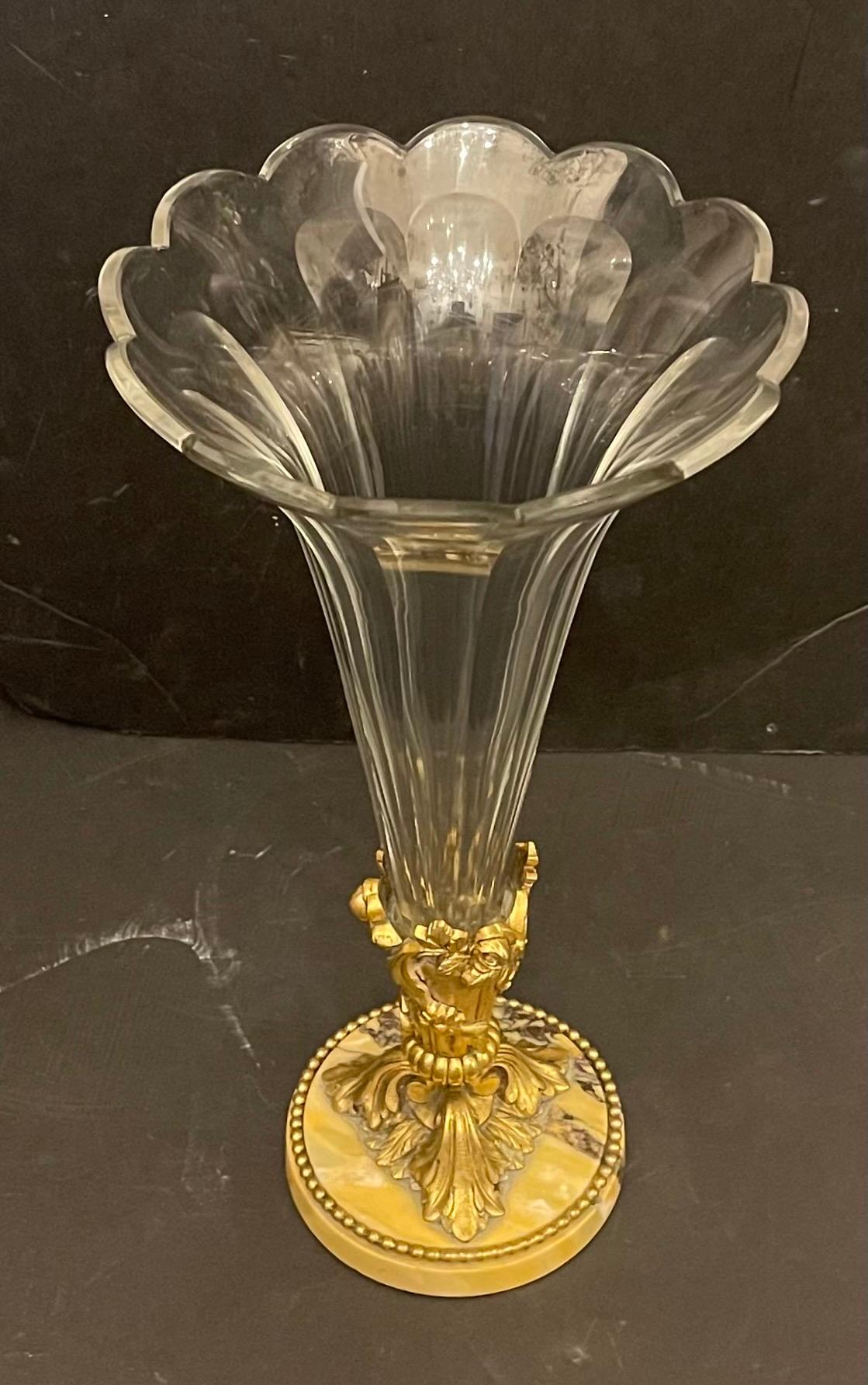 Eine wunderbare sehr fein Französisch Baccarat Stil Dore Bronze mit Blumen und Filigran Ormolu montiert auf Marmorsockel mit einer großen geschliffenen Kristallvase ausgestattet.