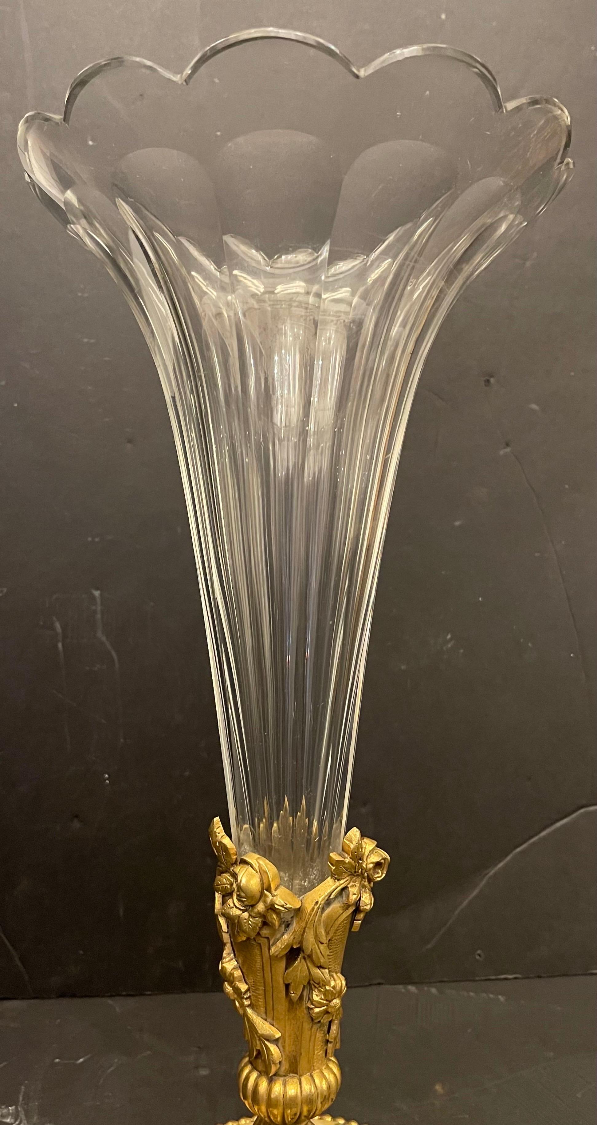 Wunderschöne französische Baccarat Dore Bronze filigrane Goldbronze-Vase aus Kristallmarmor (Belle Époque) im Angebot