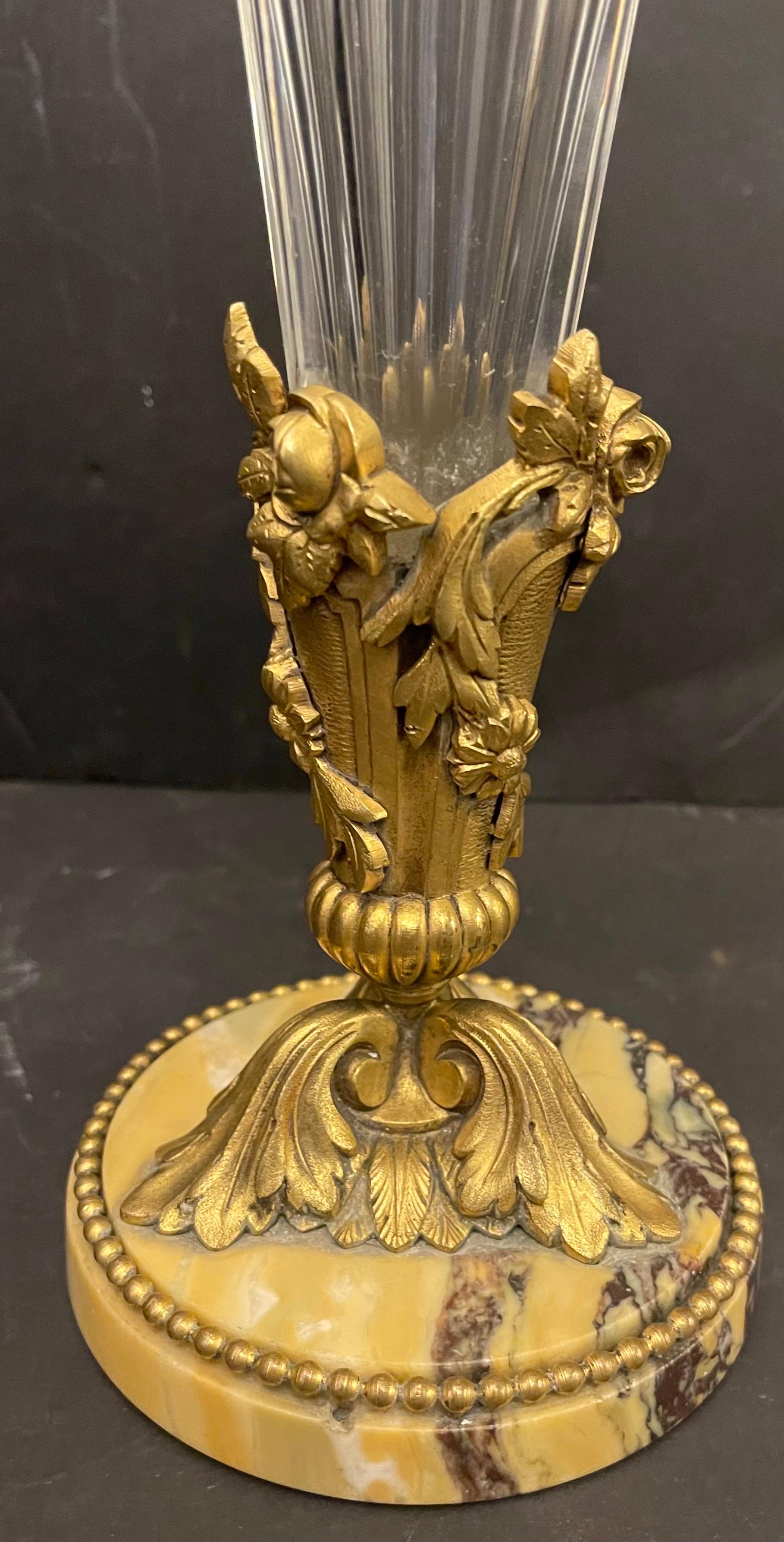 Wunderschöne französische Baccarat Dore Bronze filigrane Goldbronze-Vase aus Kristallmarmor (Französisch) im Angebot