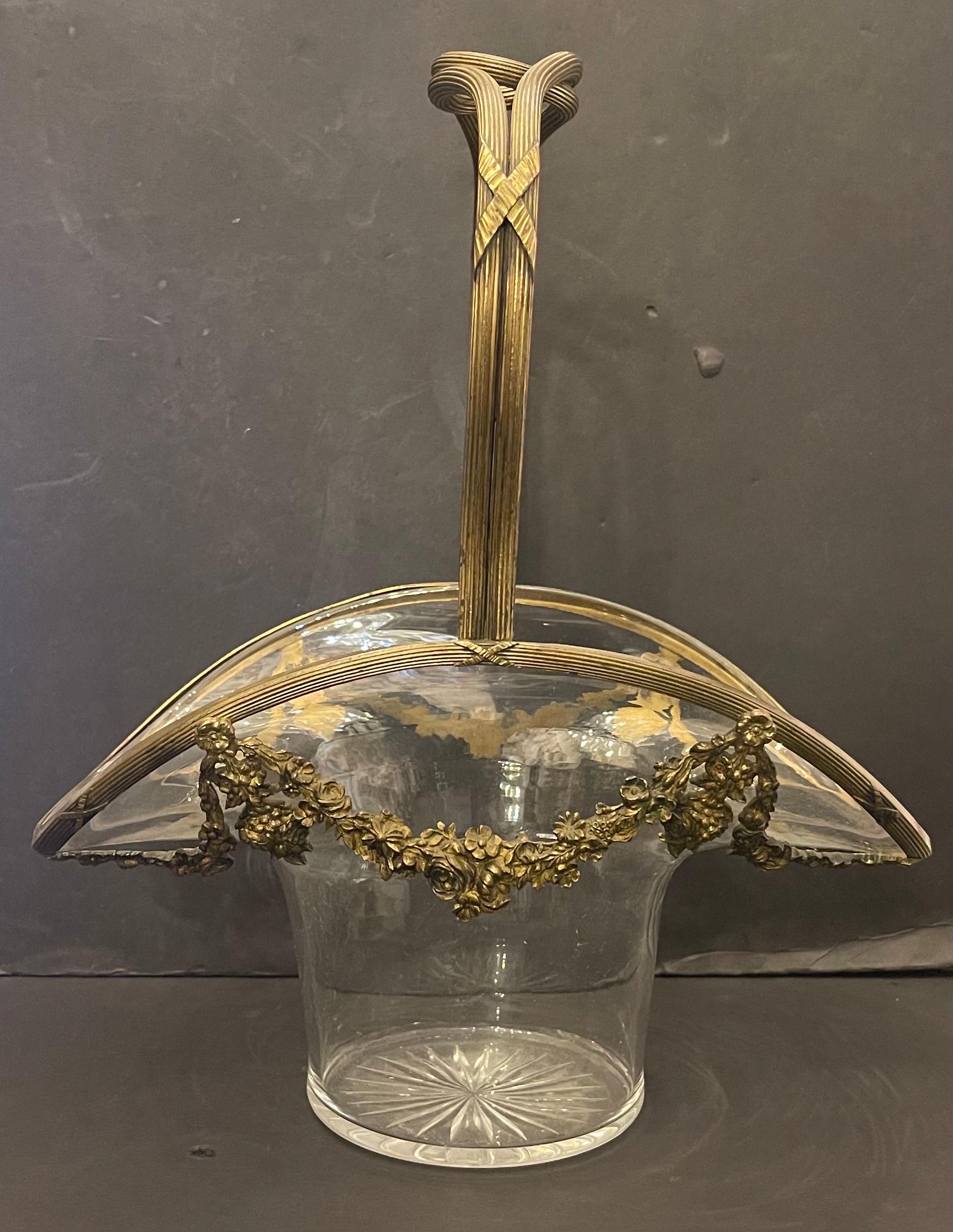 Eine wunderbare seltene große Französisch vergoldet dore Bronze Ormolu & Kristall / Glas Korb Form Mittelstück Vase in der Art von Baccarat.