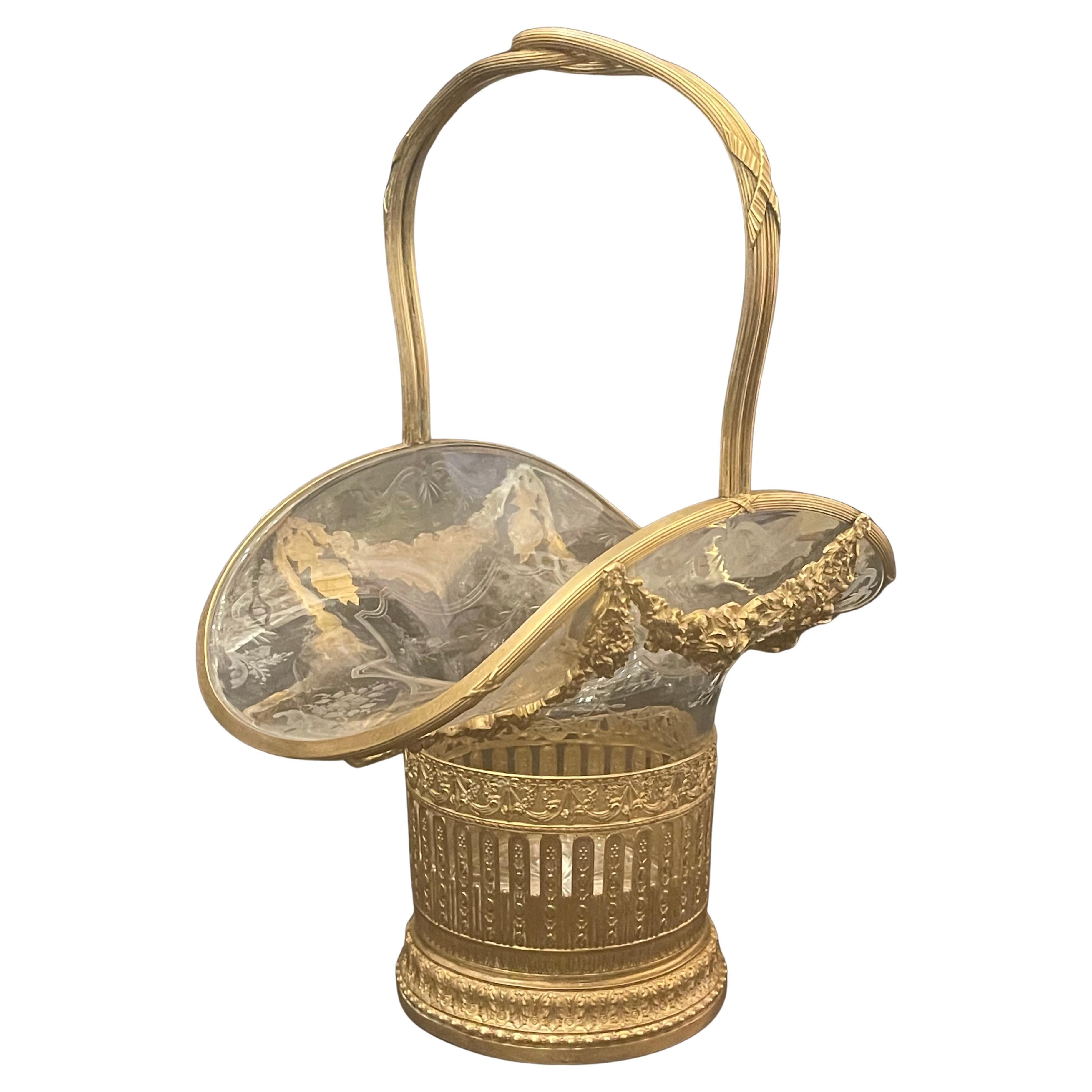Eine wunderbare seltene Französisch Dore Bronze Ormolu & geätzten Kristall / Glas Korb Form Tafelaufsatz Vase in der Art der Baccrat.