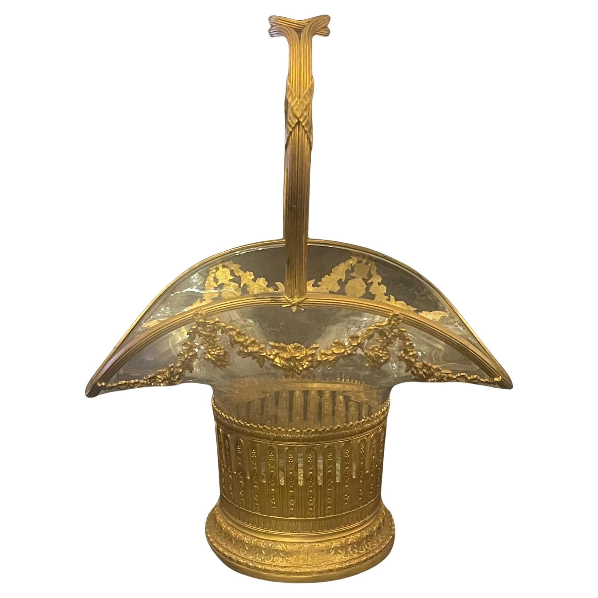 Maravilloso jarrón centro de mesa francés de bronce doré, ormolu y cristal/vidrio en forma de cesta, a la manera de Baccarat.