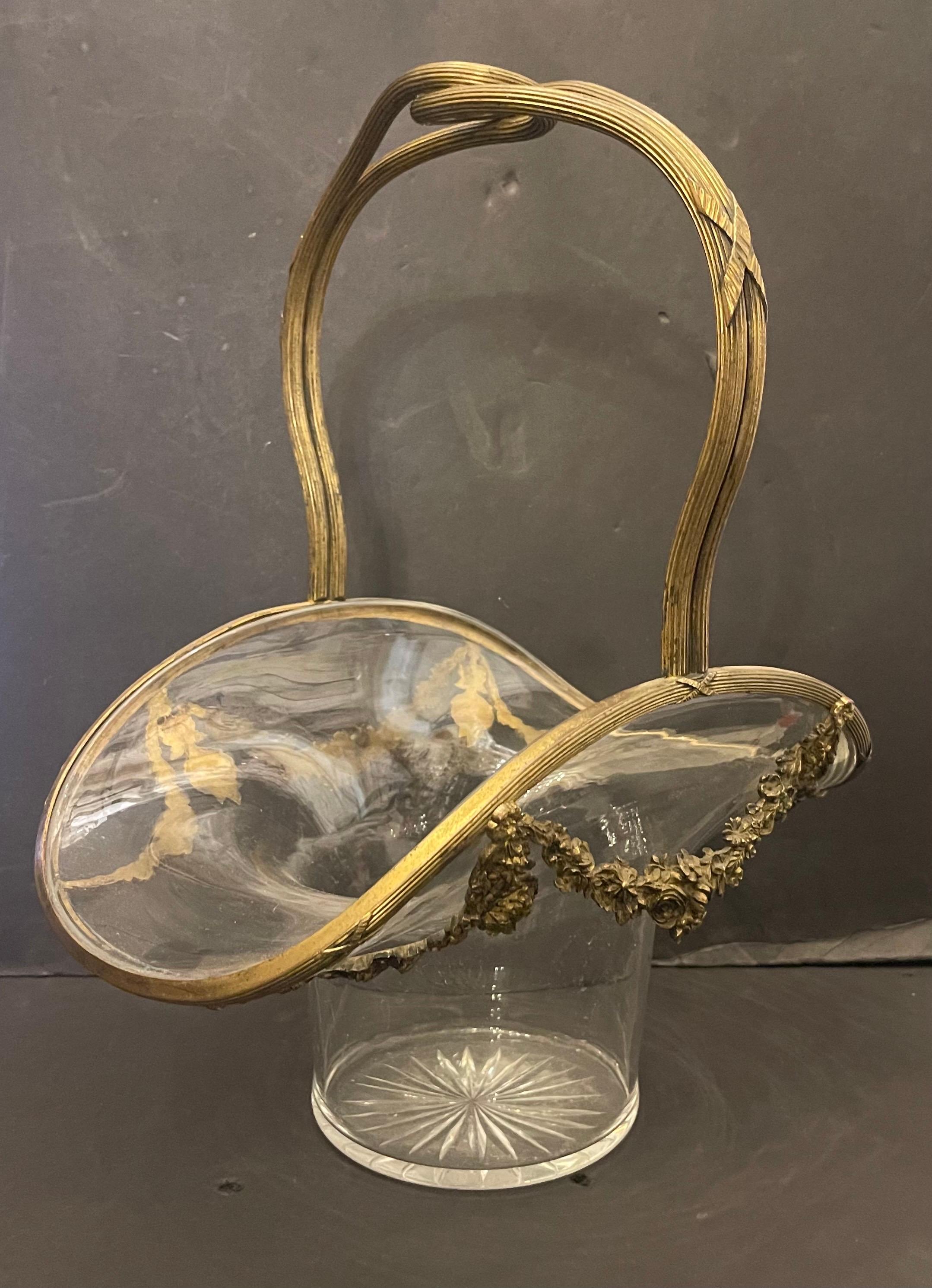 Wunderschöner französischer Baccarat Dore Bronze-Goldbronze-Kristallglas-Korb-Tafelaufsatz aus Kristallglas (Französisch) im Angebot