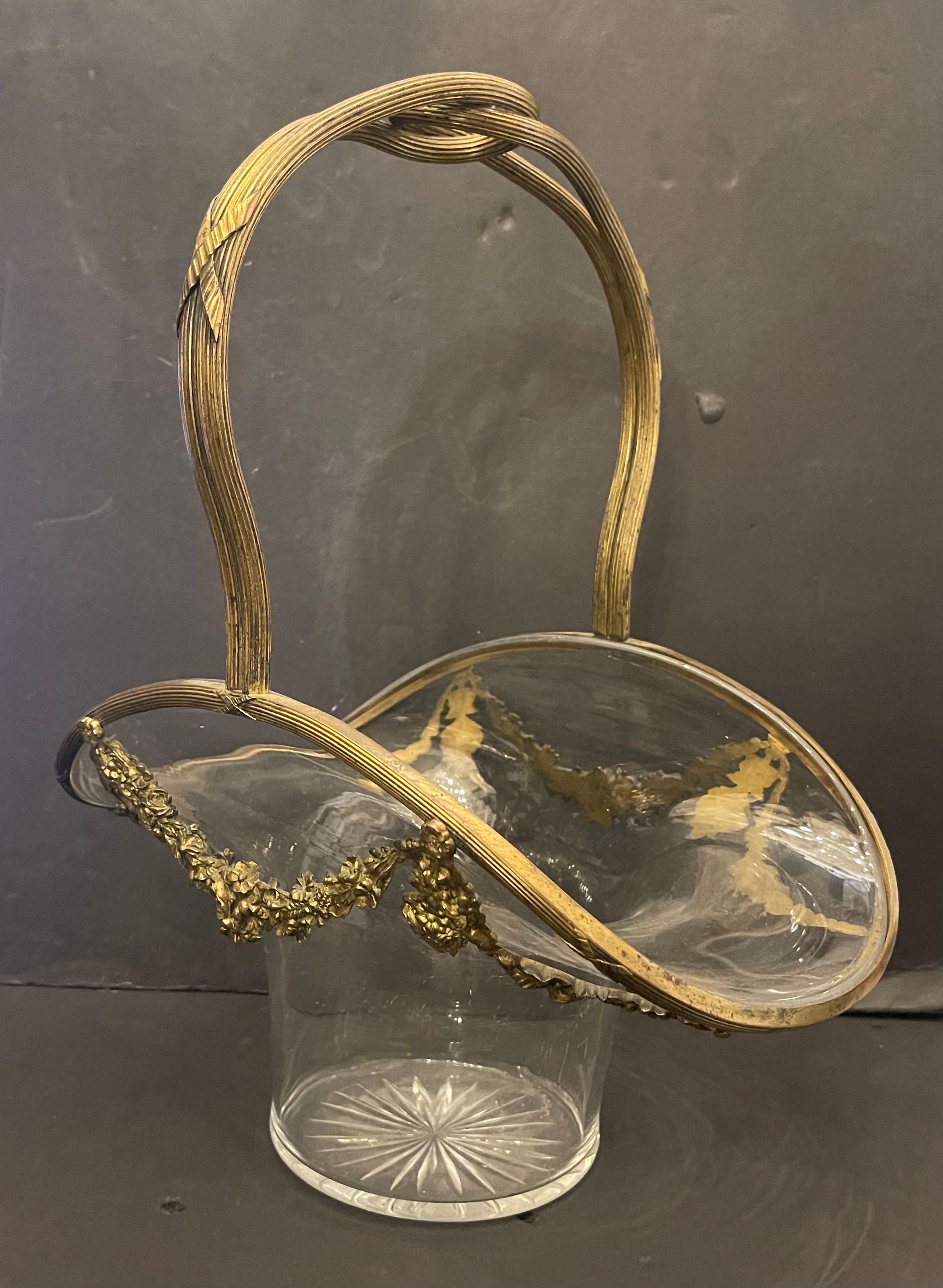 Wunderschöner französischer Baccarat Dore Bronze-Goldbronze-Kristallglas-Korb-Tafelaufsatz aus Kristallglas (Vergoldet) im Angebot