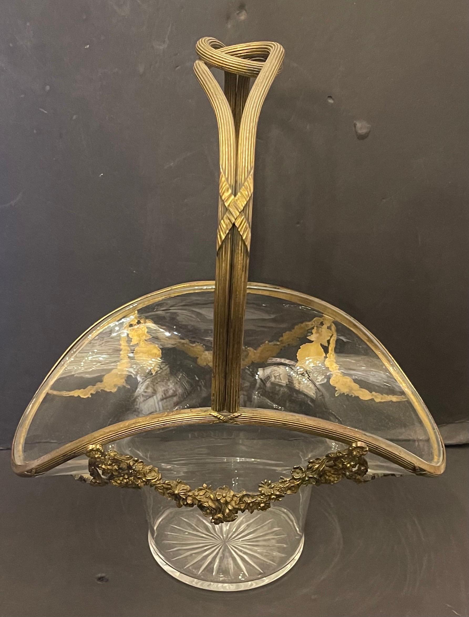 Wunderschöner französischer Baccarat Dore Bronze-Goldbronze-Kristallglas-Korb-Tafelaufsatz aus Kristallglas im Zustand „Gut“ im Angebot in Roslyn, NY