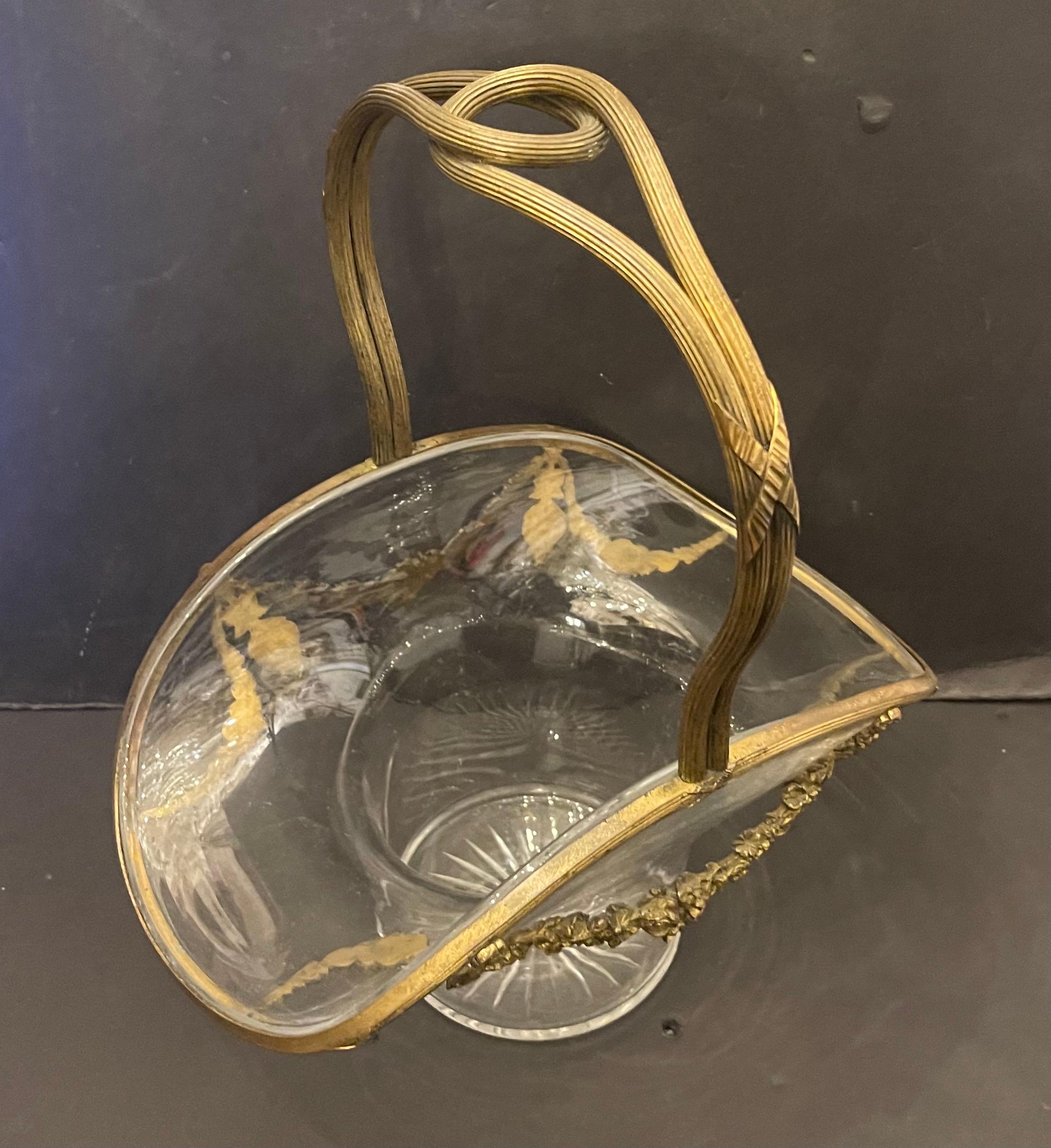 Wunderschöner französischer Baccarat Dore Bronze-Goldbronze-Kristallglas-Korb-Tafelaufsatz aus Kristallglas (20. Jahrhundert) im Angebot