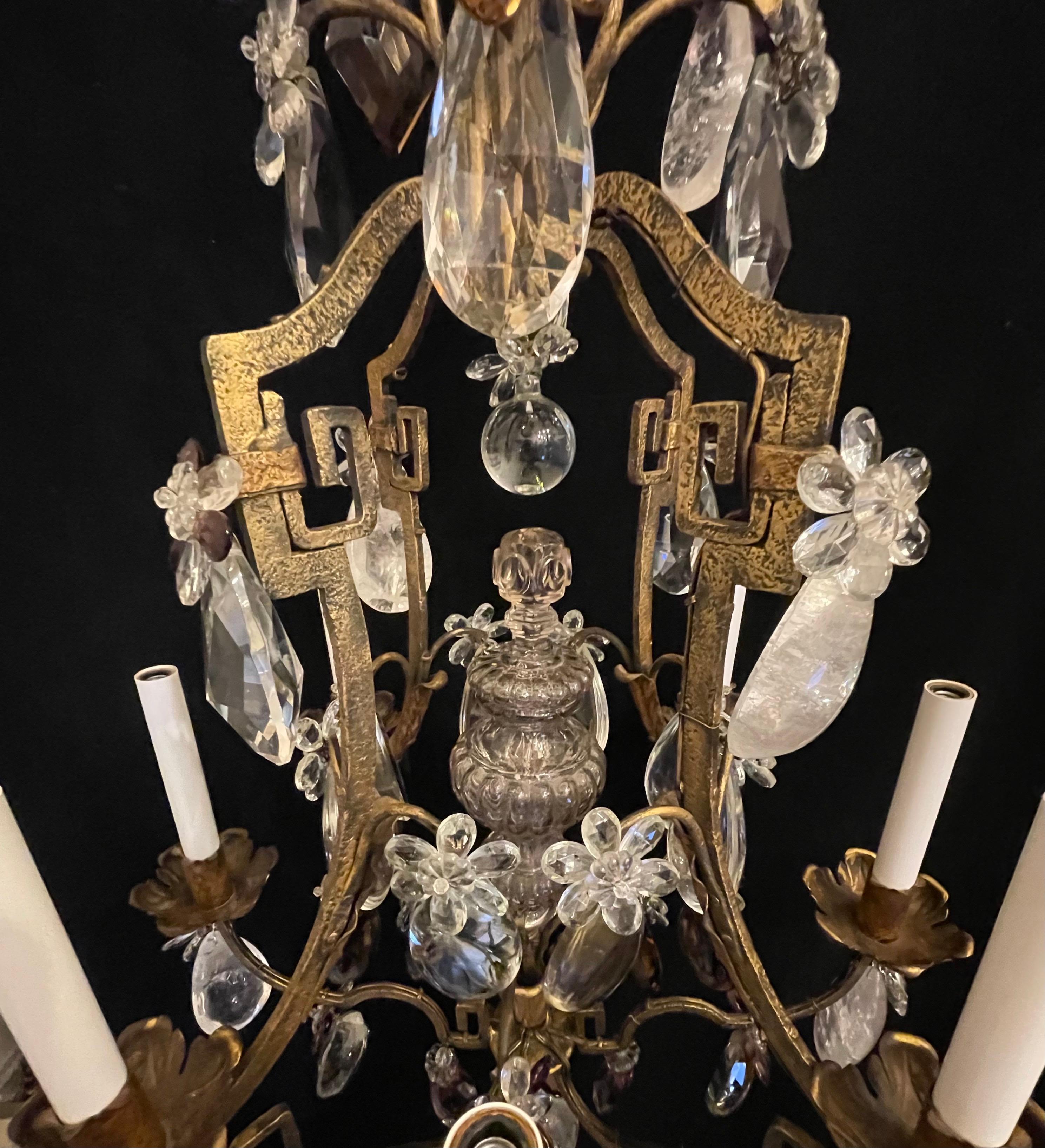 Français Merveilleux lustre français à huit lumières en améthyste, cristal de roche et fleur de Bagues en vente