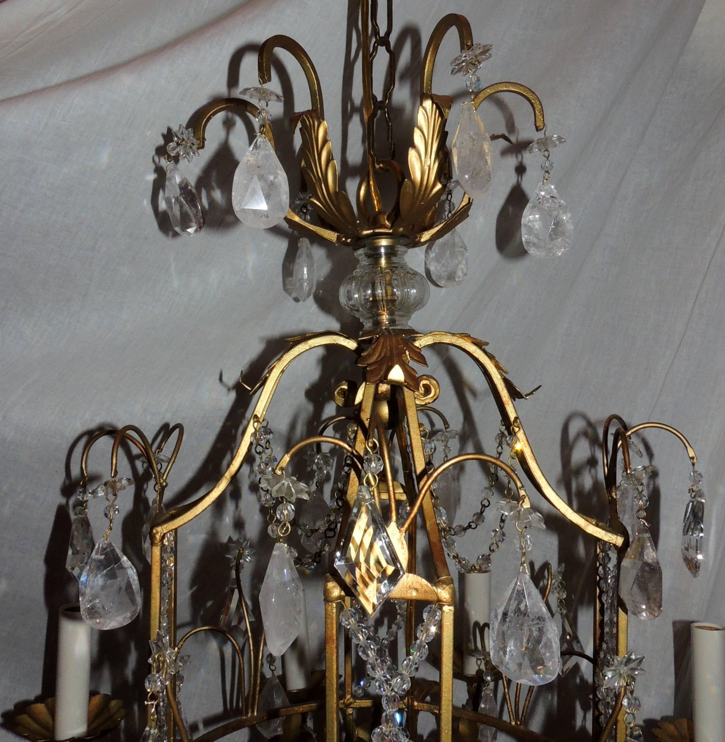 Francese Meraviglioso lampadario a pagoda francese Baguès con perline, cristallo di rocca, oro e dorato in vendita