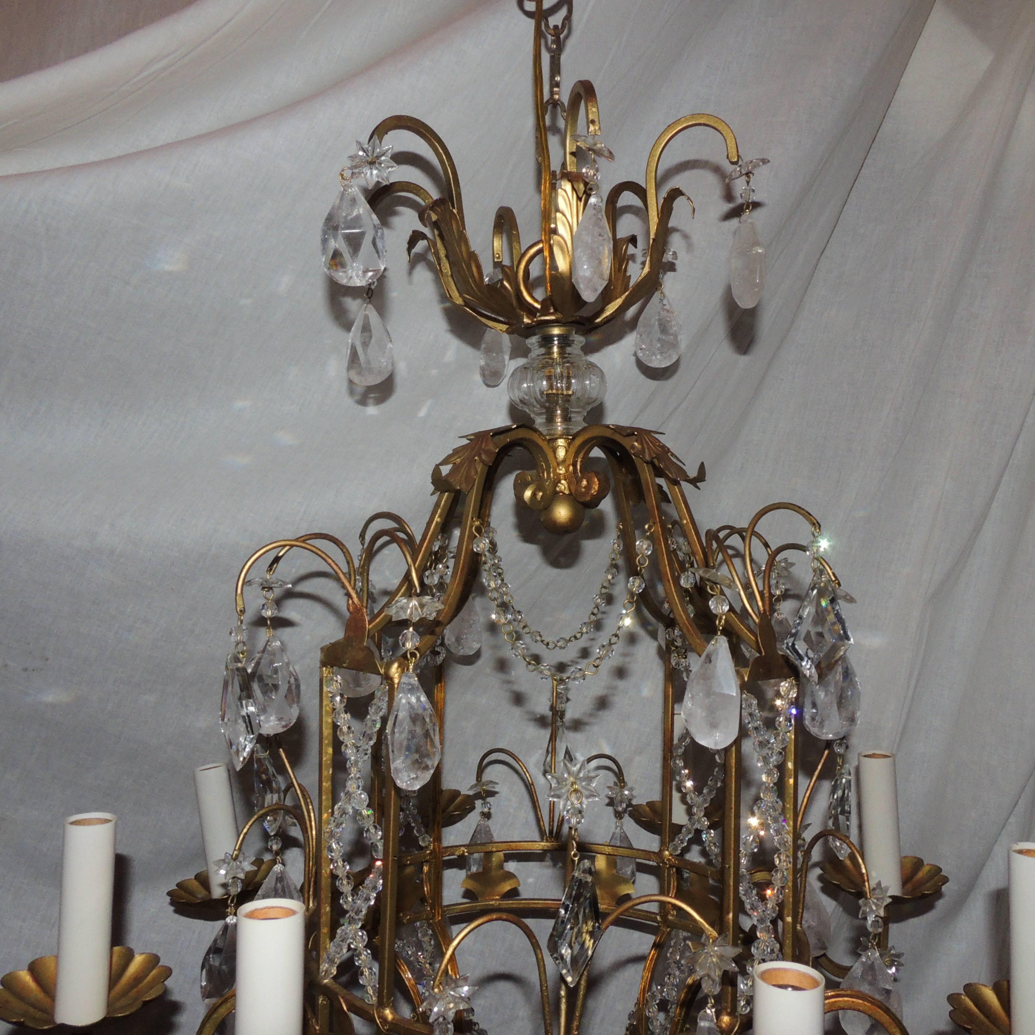 Metà XX secolo Meraviglioso lampadario a pagoda francese Baguès con perline, cristallo di rocca, oro e dorato in vendita