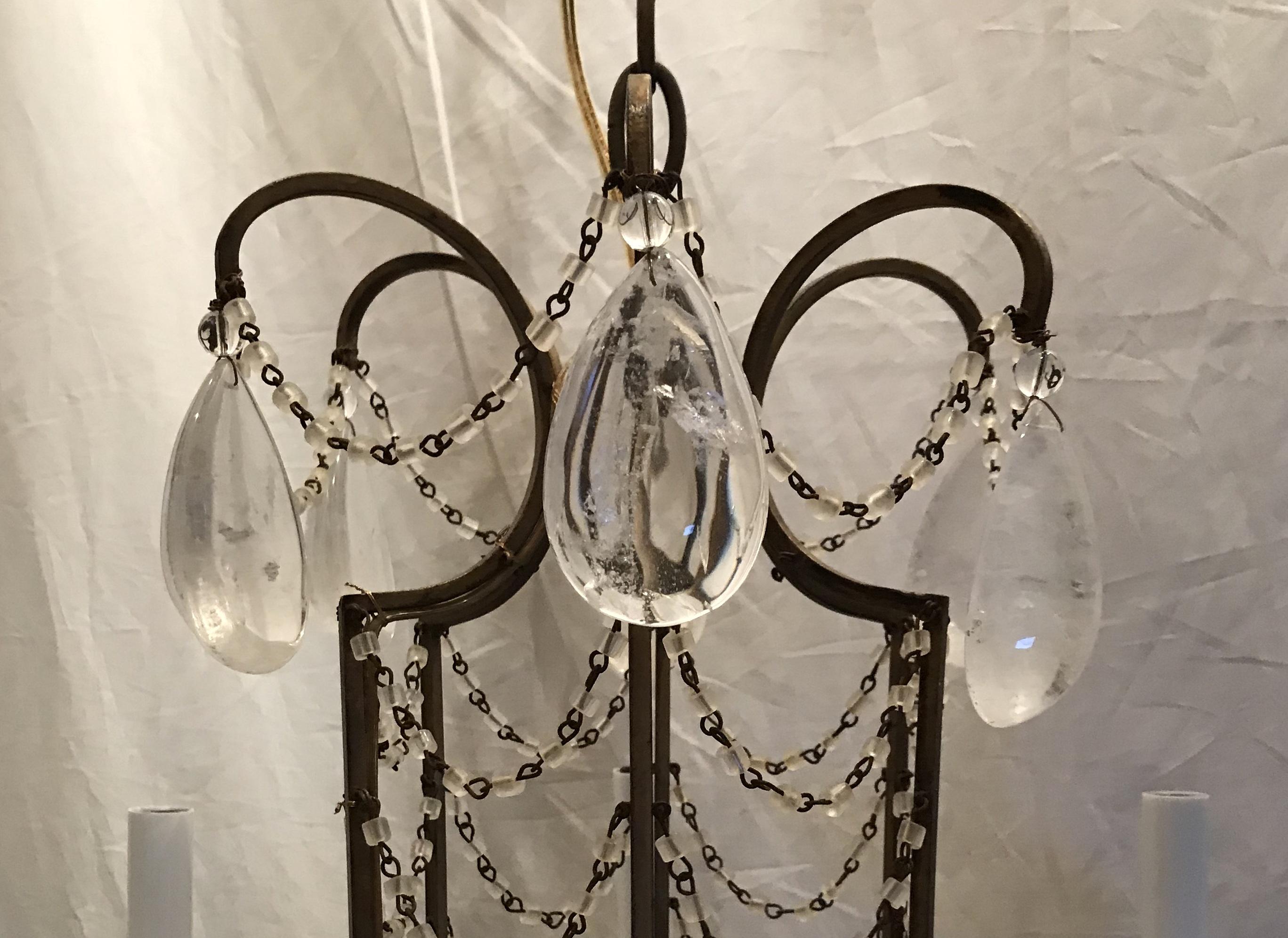 Un merveilleux lustre français en perles de macaroni et gouttes de cristal de roche, à la manière de la Maison Baguès, avec un cadre en forme de cage d'oiseau avec six lumières, complètement recâblé et prêt à être installé et apprécié.