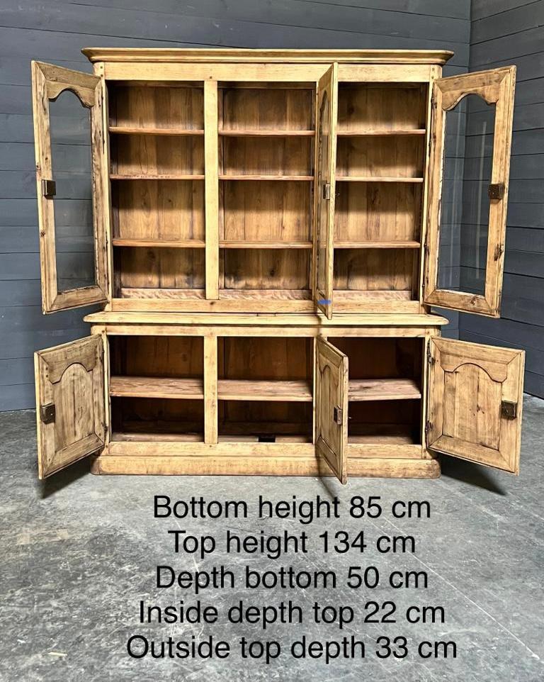 An amazing French Oak Library Bookcase. Lovely style and excellent quality construction, made from solid oak and very heavy !
The top 3 lockable (keys present) glazed doors open to reveal 3 shelves in each section, the shelf depth is 22 cm. The