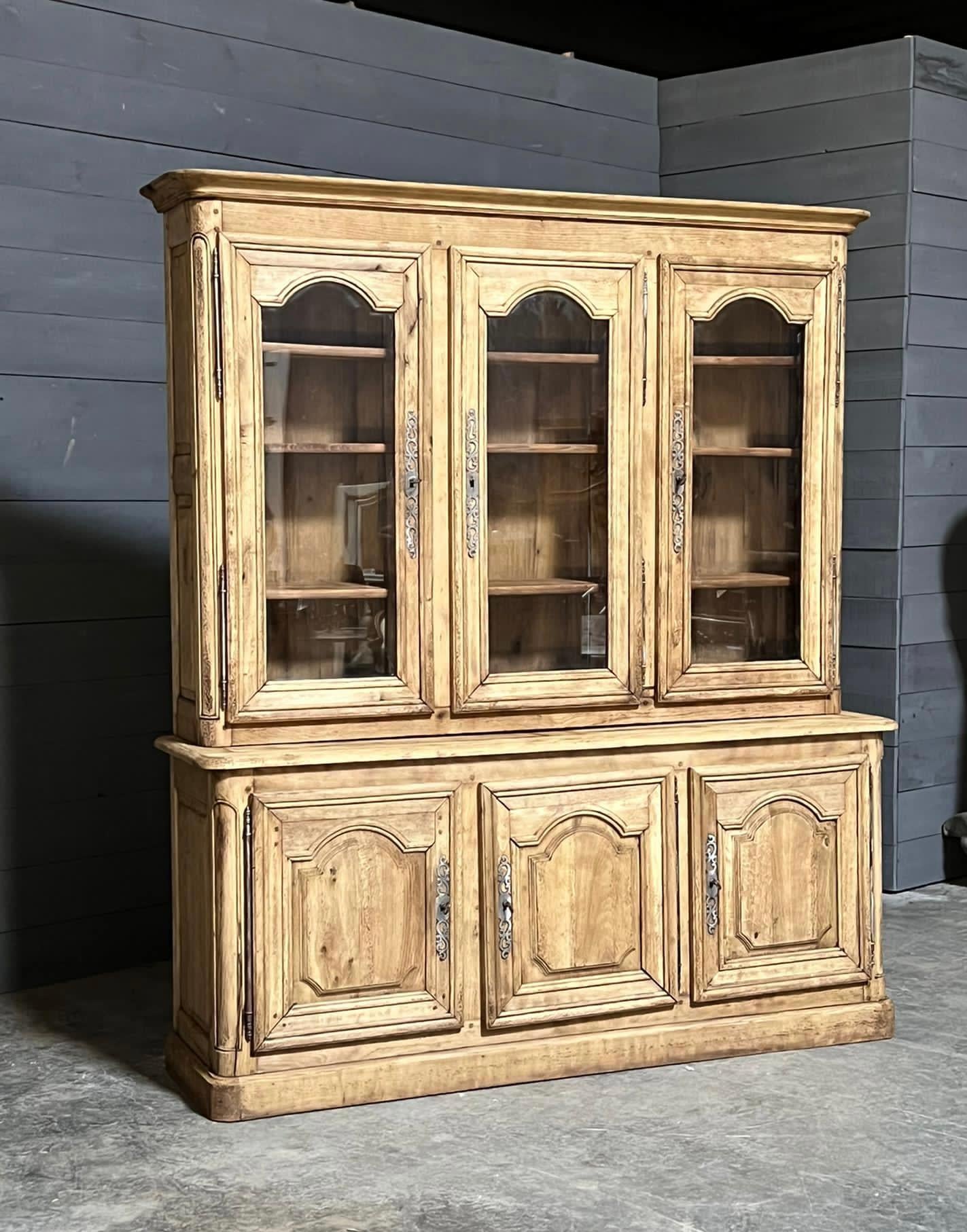 Wonderful French Bleached Oak Library Bookcase  In Good Condition For Sale In Seaford, GB