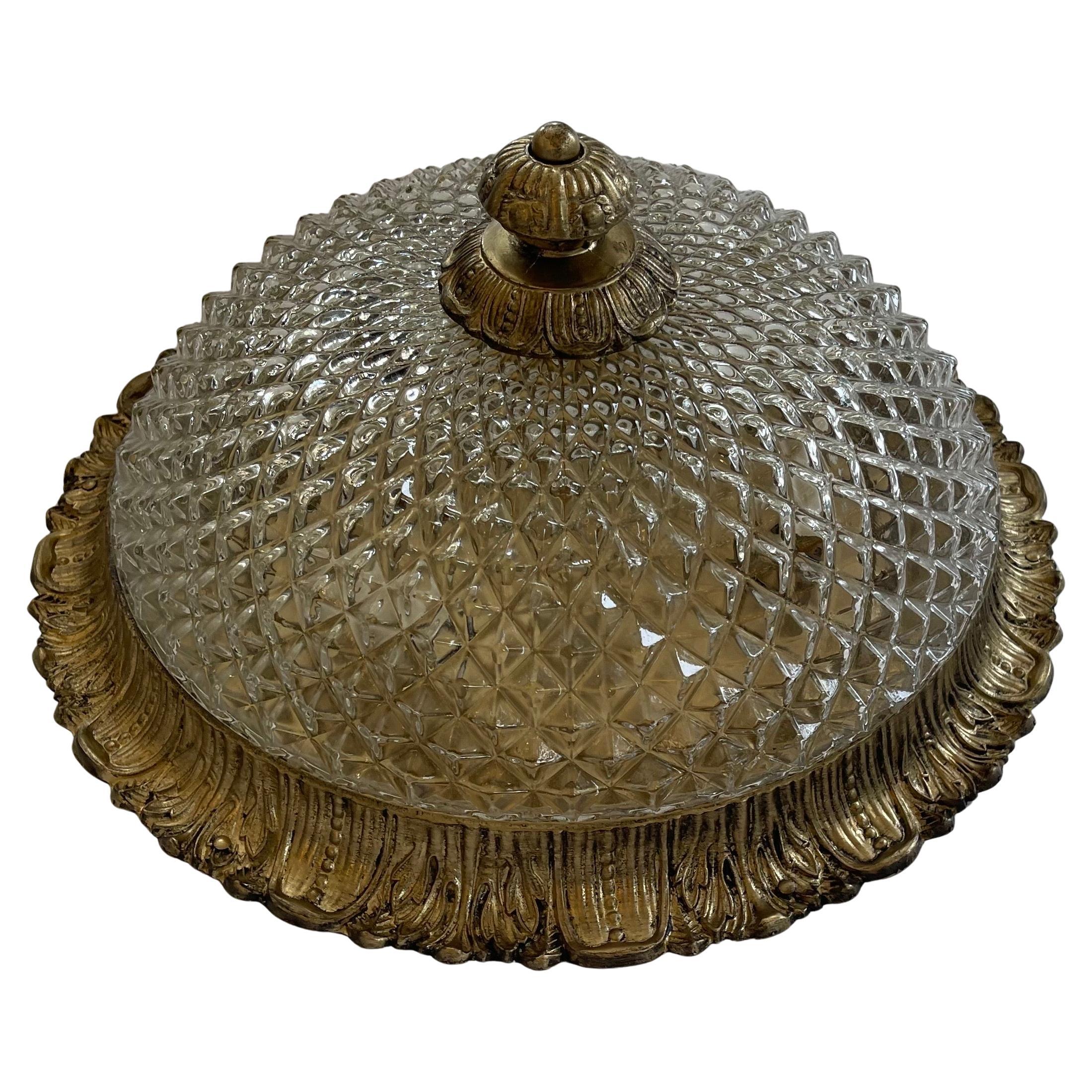 Merveilleux luminaire en laiton doré et verre pressé à facettes en forme de diamant à 3 chandeliers, à la manière de Baccarat.  
