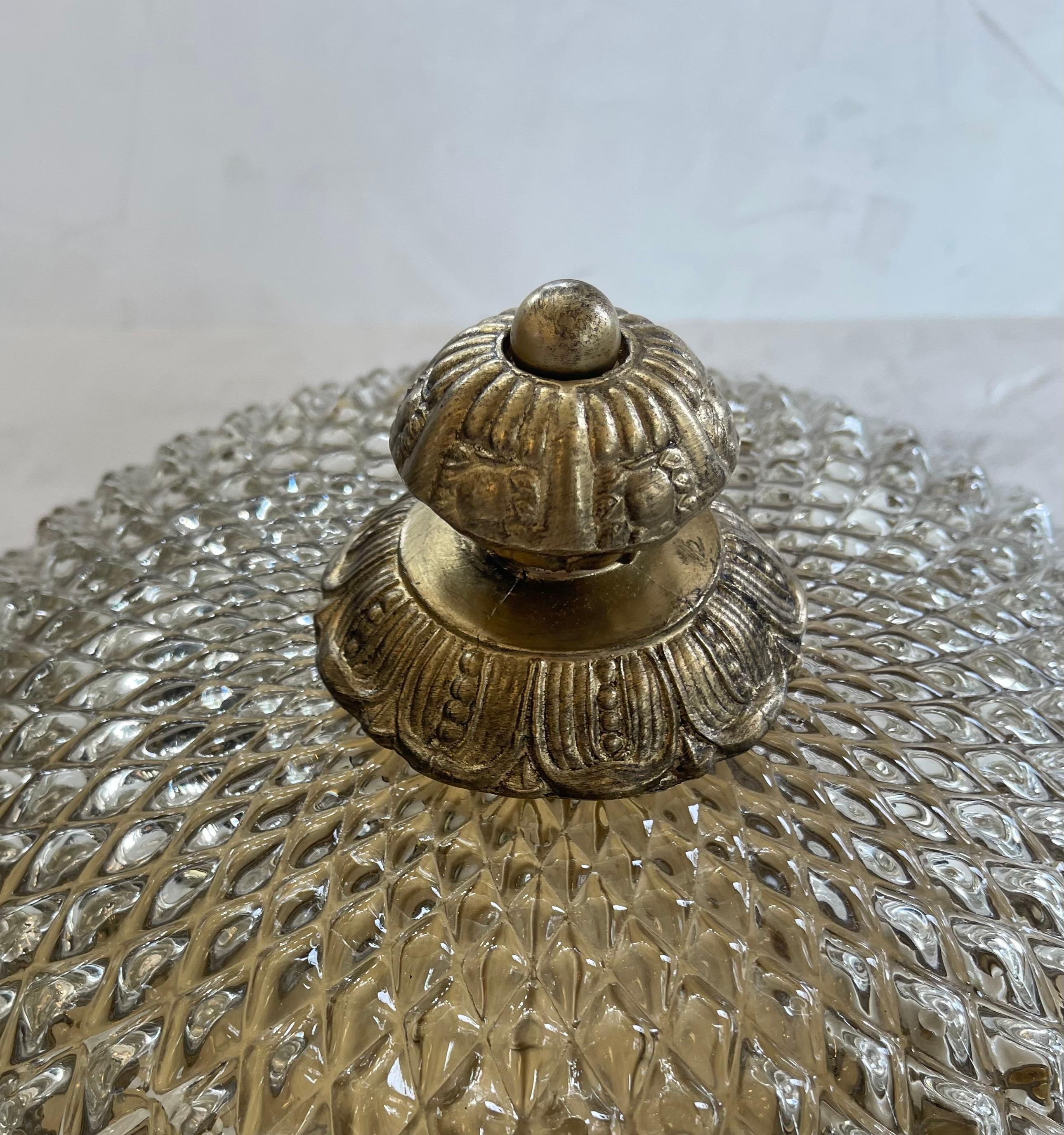 Français Merveilleux plafonnier encastré en laiton pressé avec verre diamanté en vente