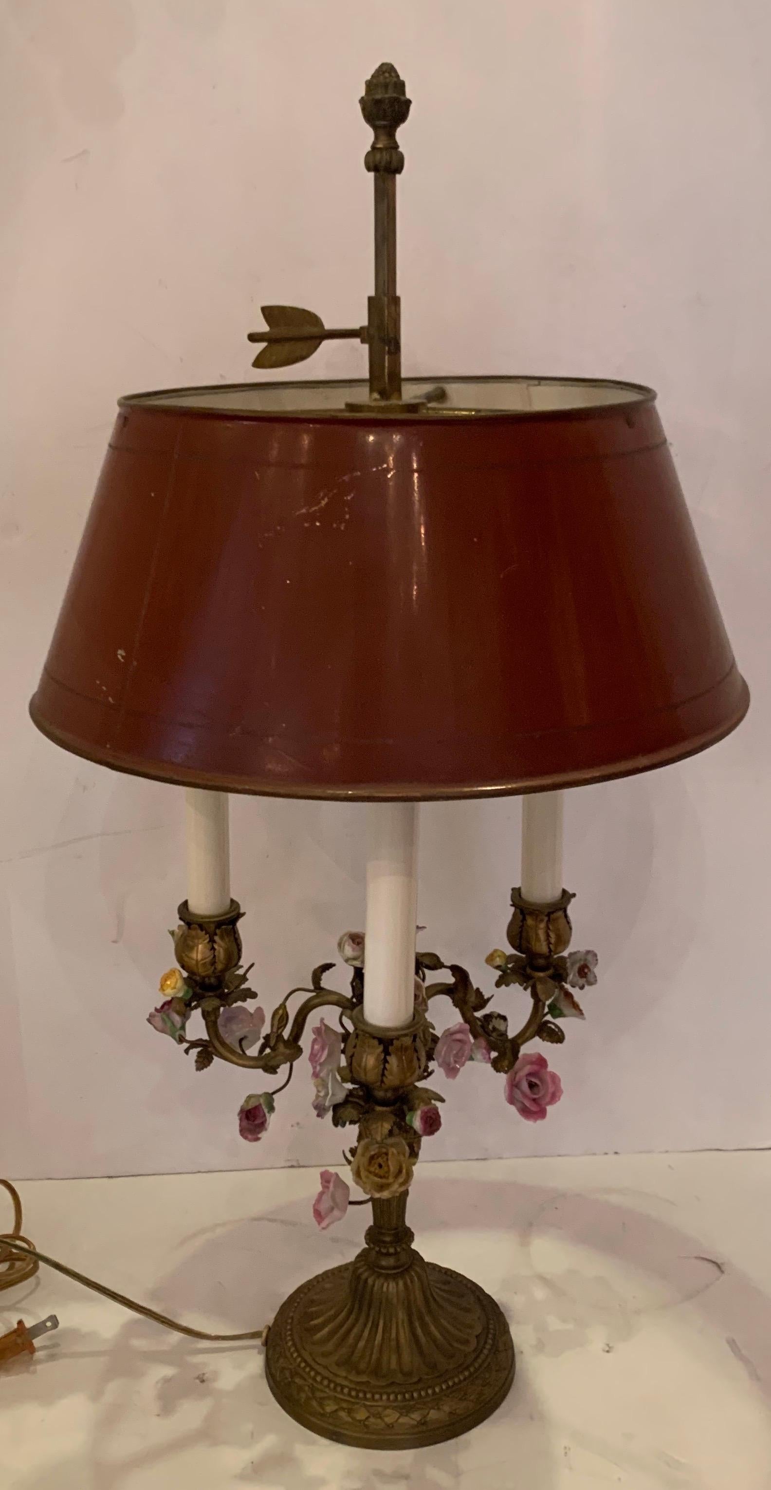 Français Merveilleuse lampe bouillotte française en bronze avec abat-jour en tôle et fleurs en porcelaine en vente
