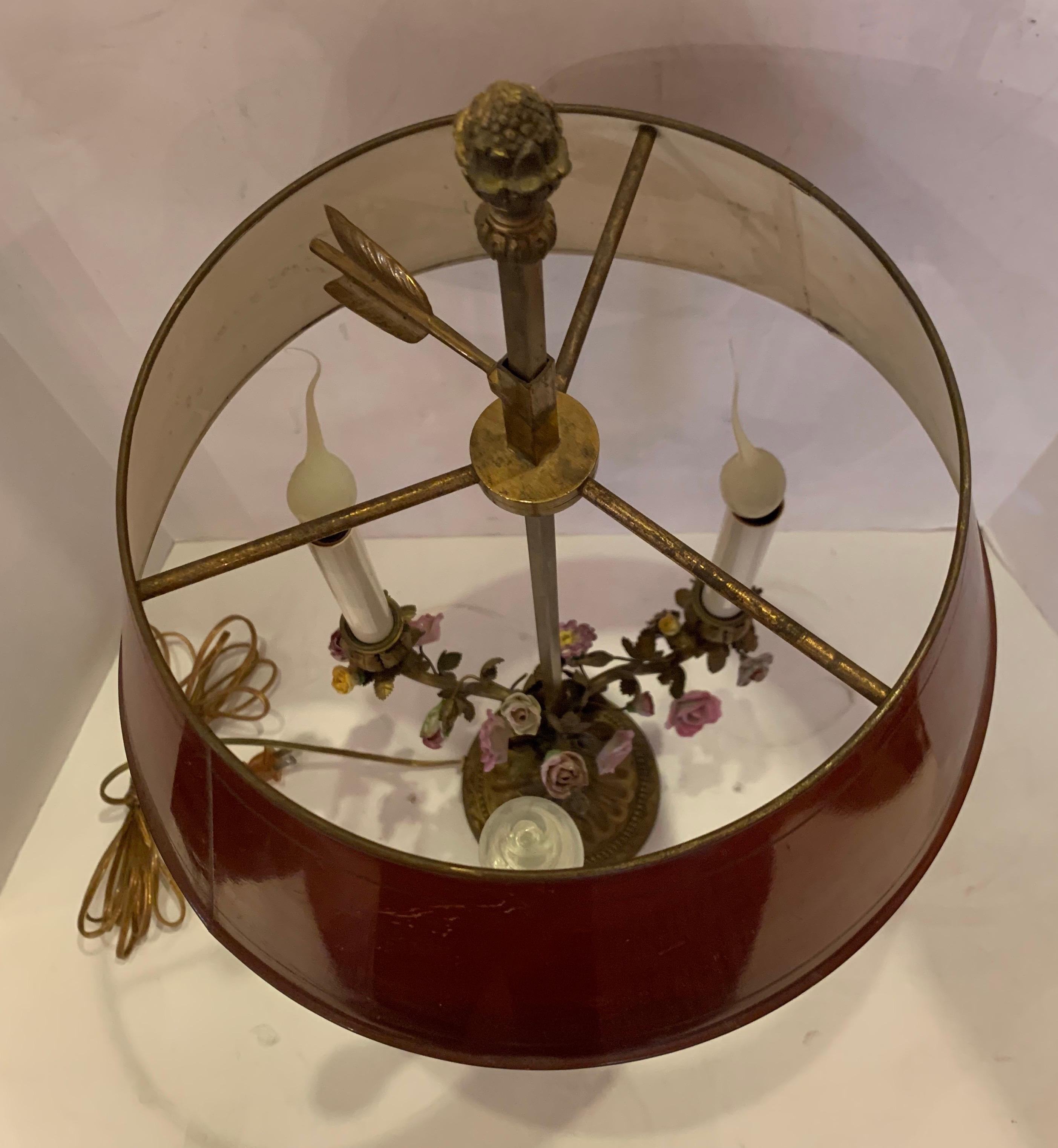 Doré Merveilleuse lampe bouillotte française en bronze avec abat-jour en tôle et fleurs en porcelaine en vente
