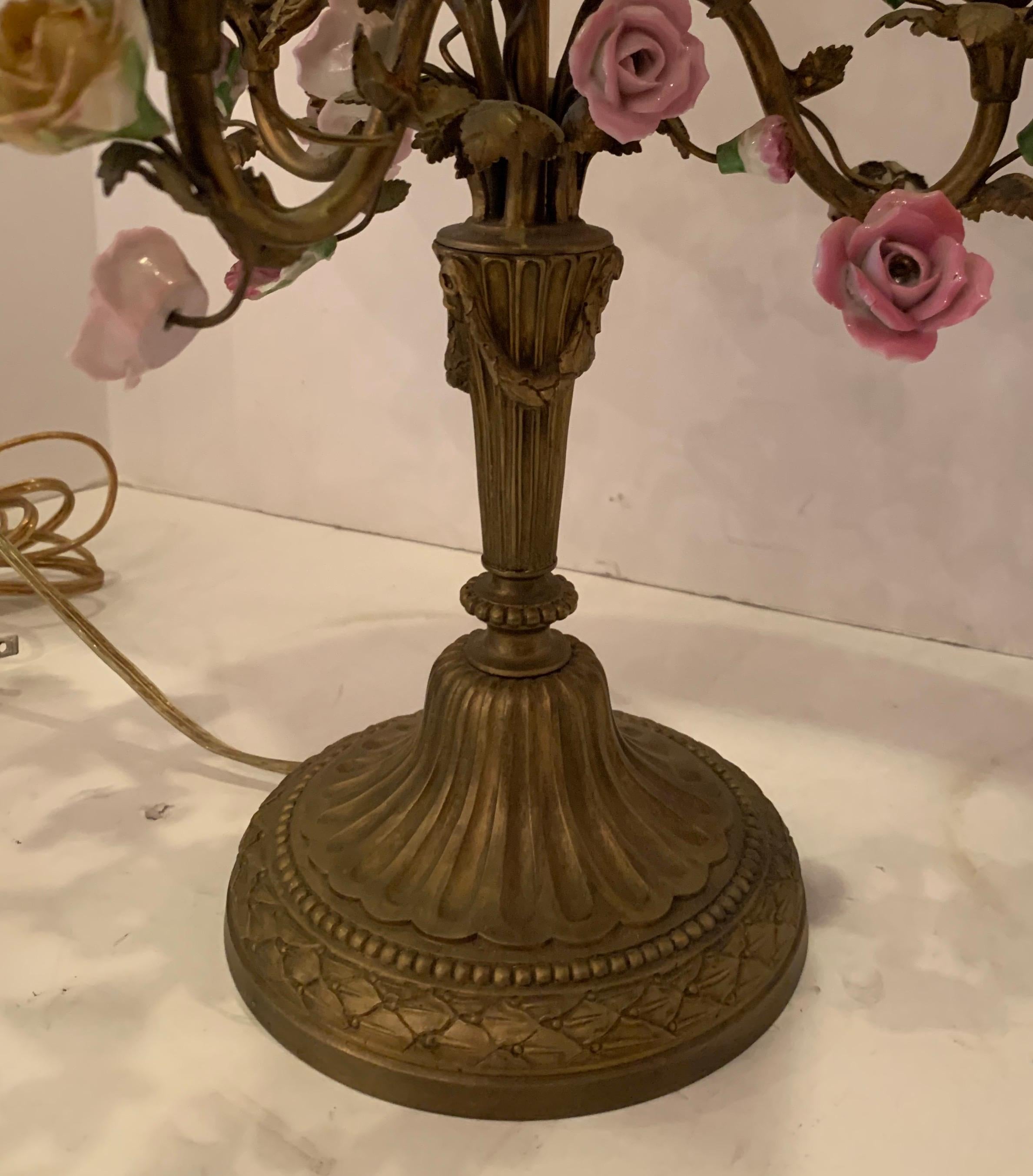 20ième siècle Merveilleuse lampe bouillotte française en bronze avec abat-jour en tôle et fleurs en porcelaine en vente
