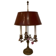 Merveilleuse lampe bouillotte française en bronze avec abat-jour en tôle et fleurs en porcelaine