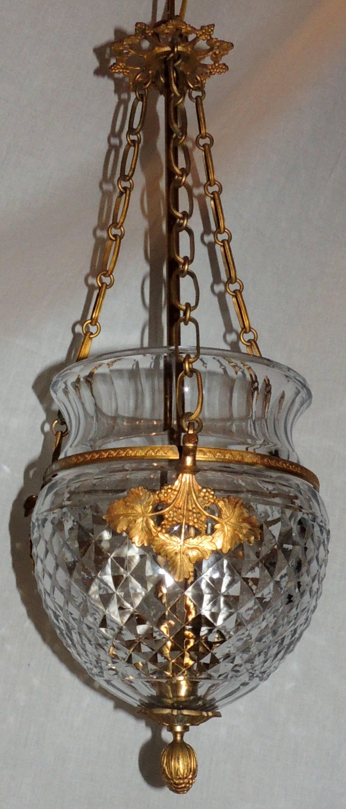 A wonderful French bronze and diamond cut crystal neoclassical or Empire ormolu-mounted Lantern chandelier with three candelabra lights. In the manner of Baccarat.
Measures: 21