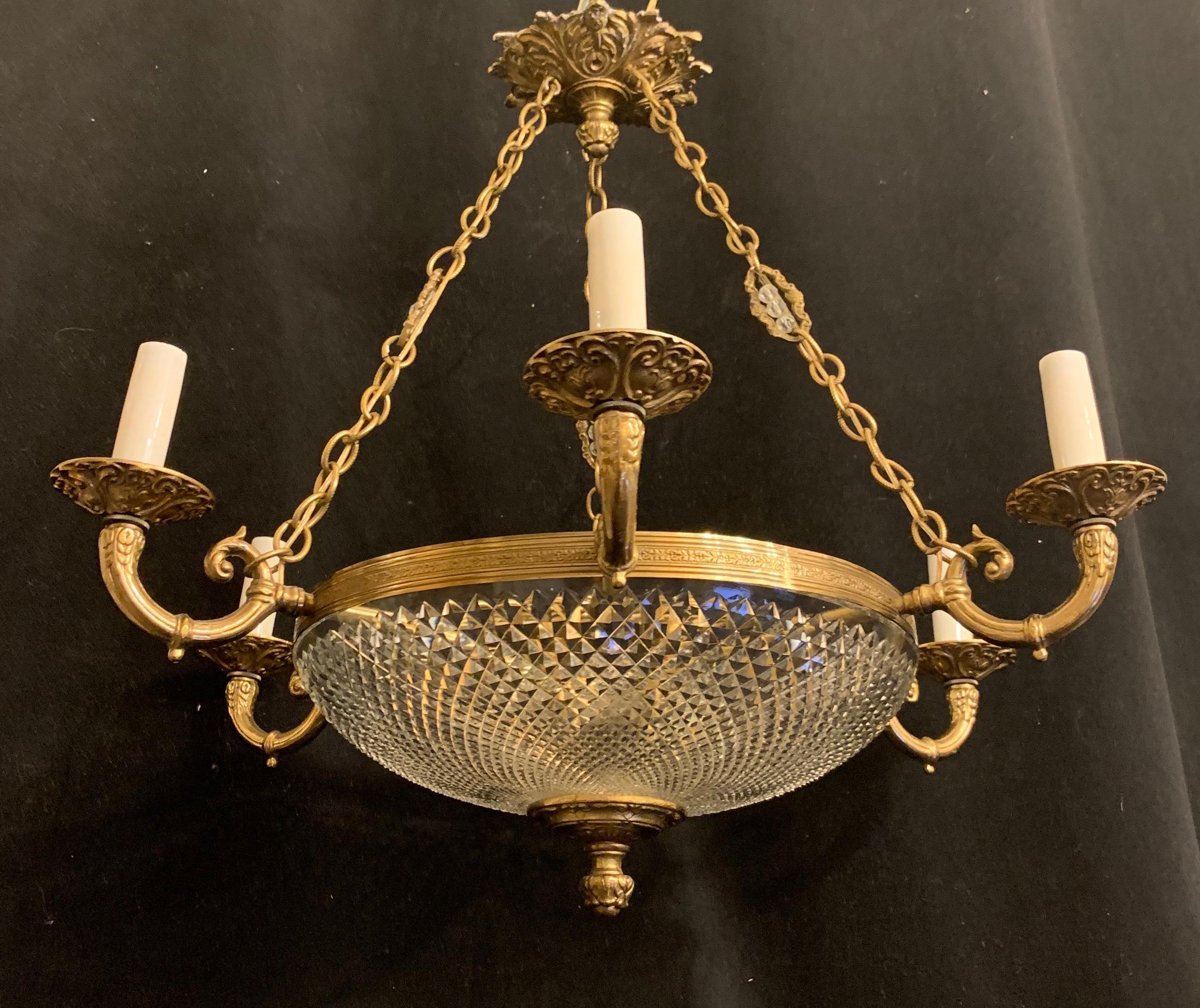 Wonderful French bronze and cut crystal bowl neoclassical / Empire 6-arm chandelier

Height is adjustable.