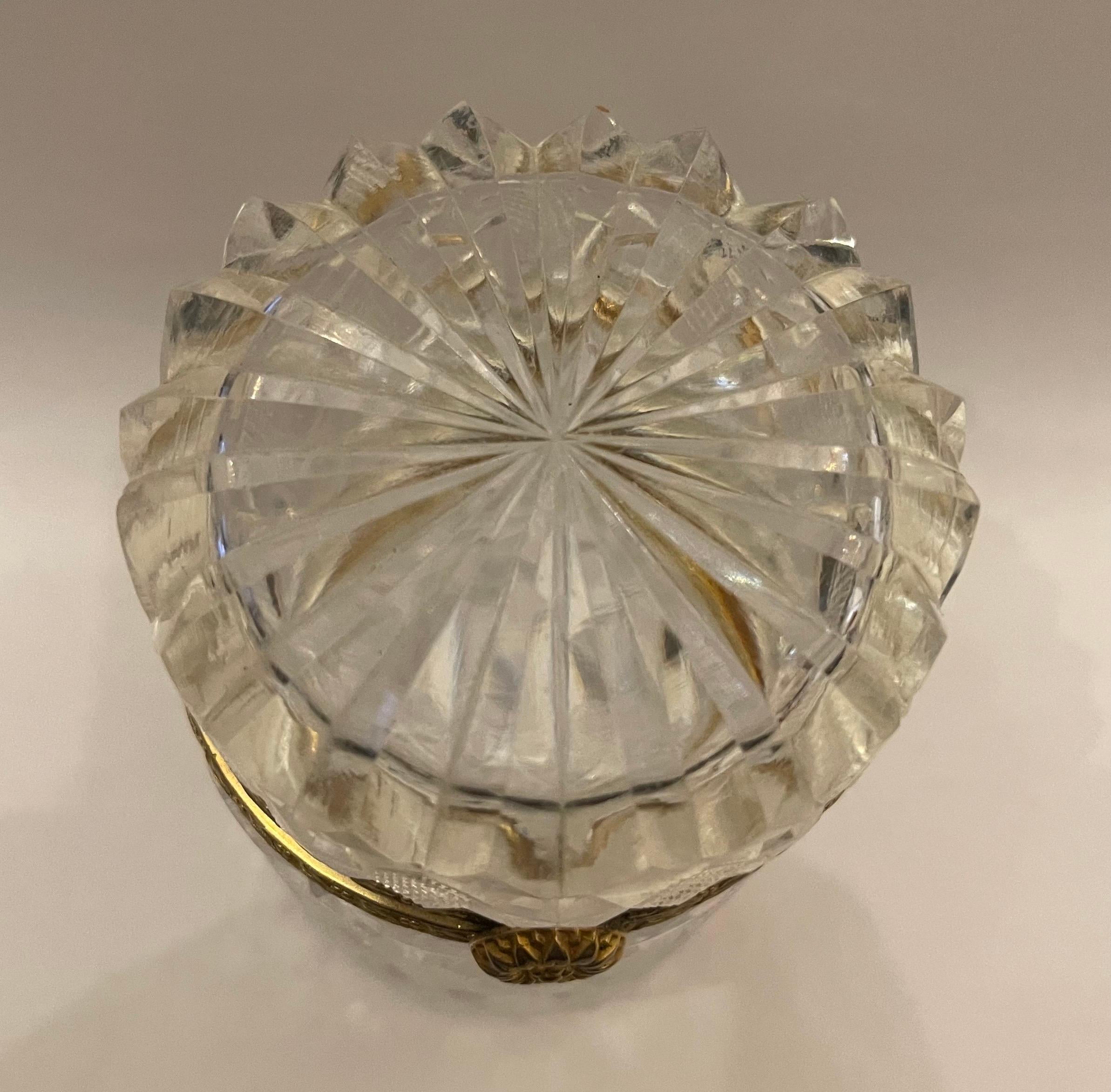 Maravillosa caja / cofre de forma cilíndrica francesa de bronce y cristal tallado estilo Baccarat 