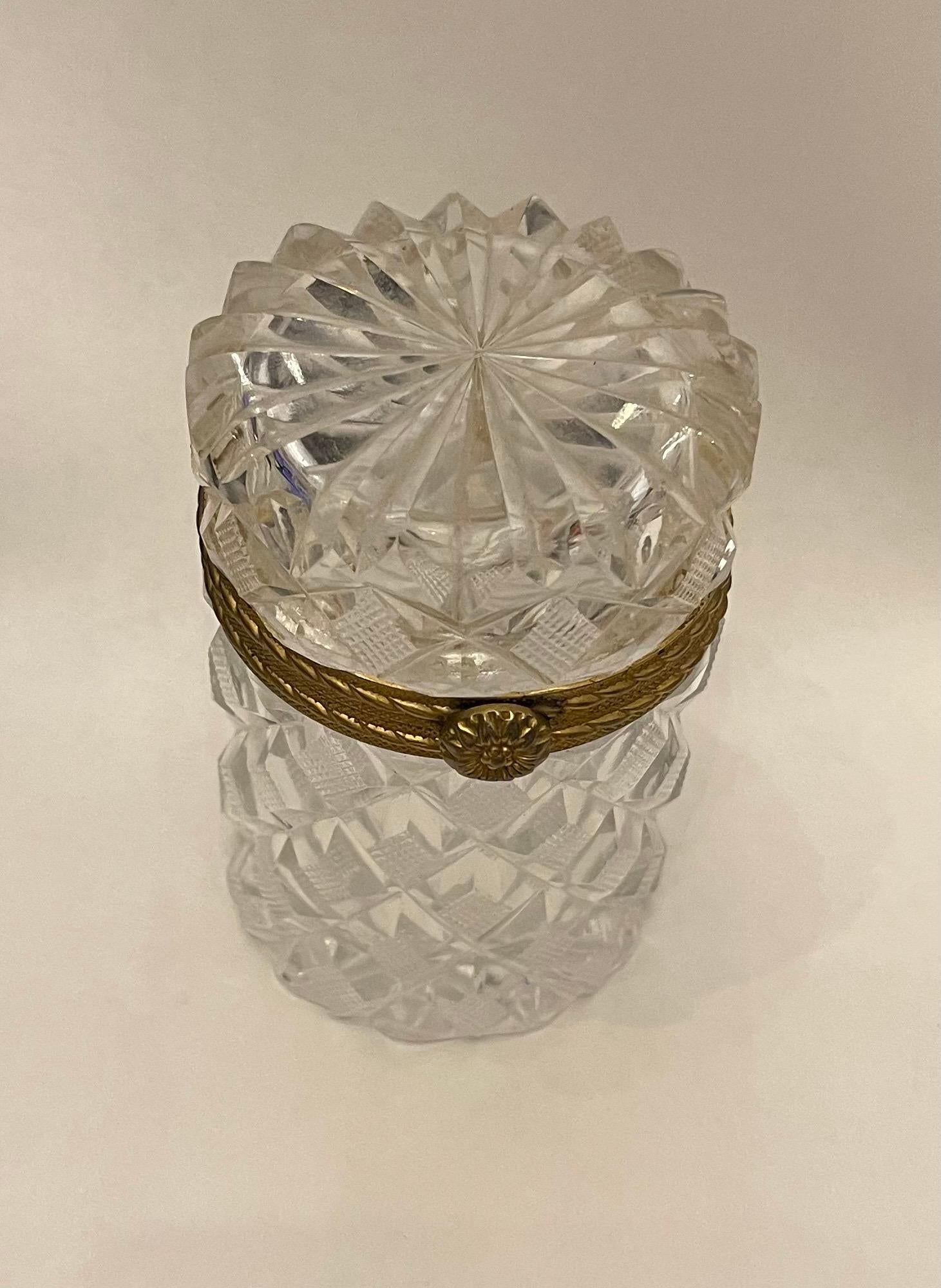Meravigliosa scatola / scrigno cilindrico francese in bronzo e cristalli taglio diamante Baccarat 