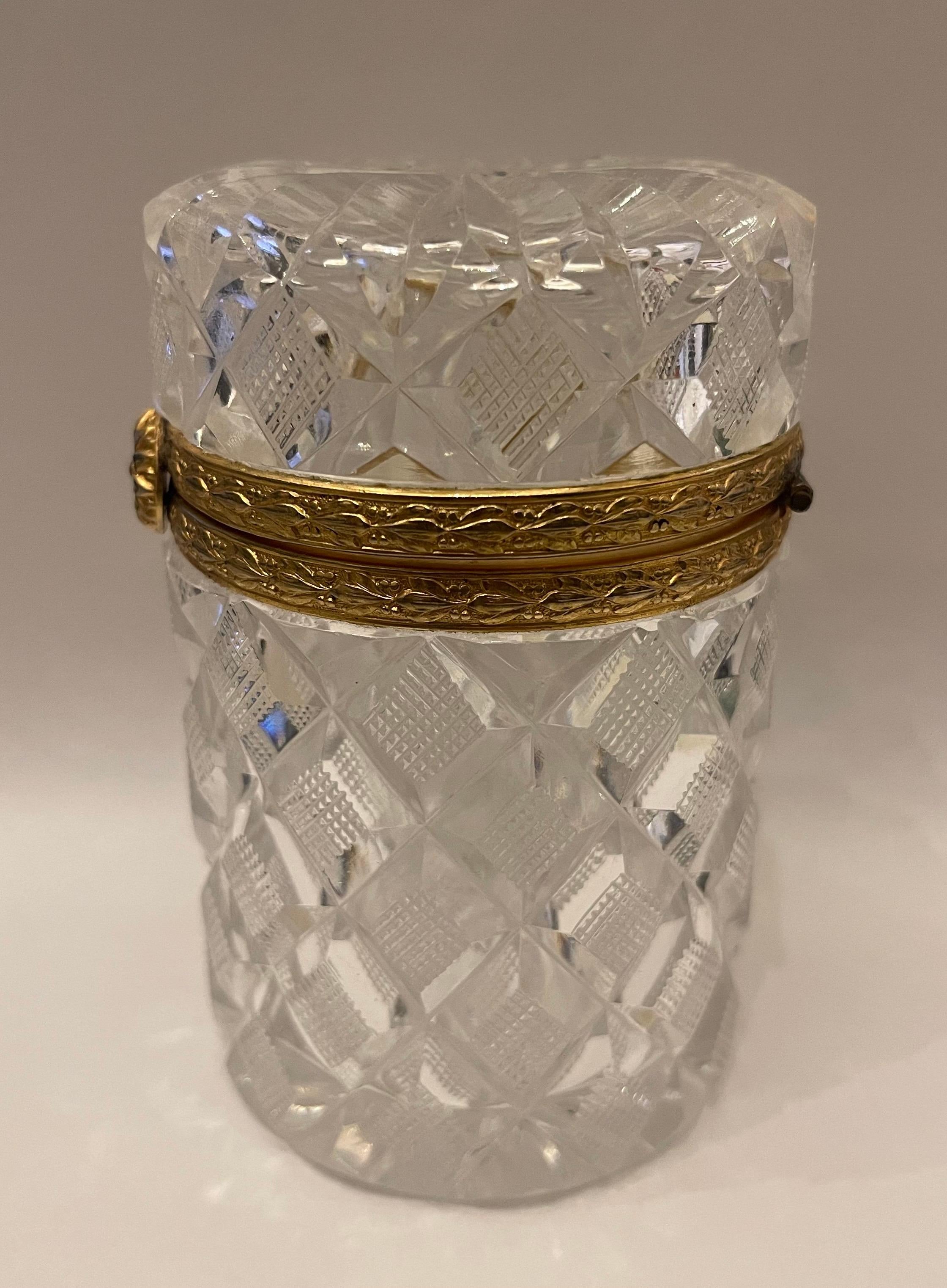 Maravilloso Cofre Cilíndrico Baccarat de Cristal Tallado con Diamantes de Bronce Francés Belle Époque en venta