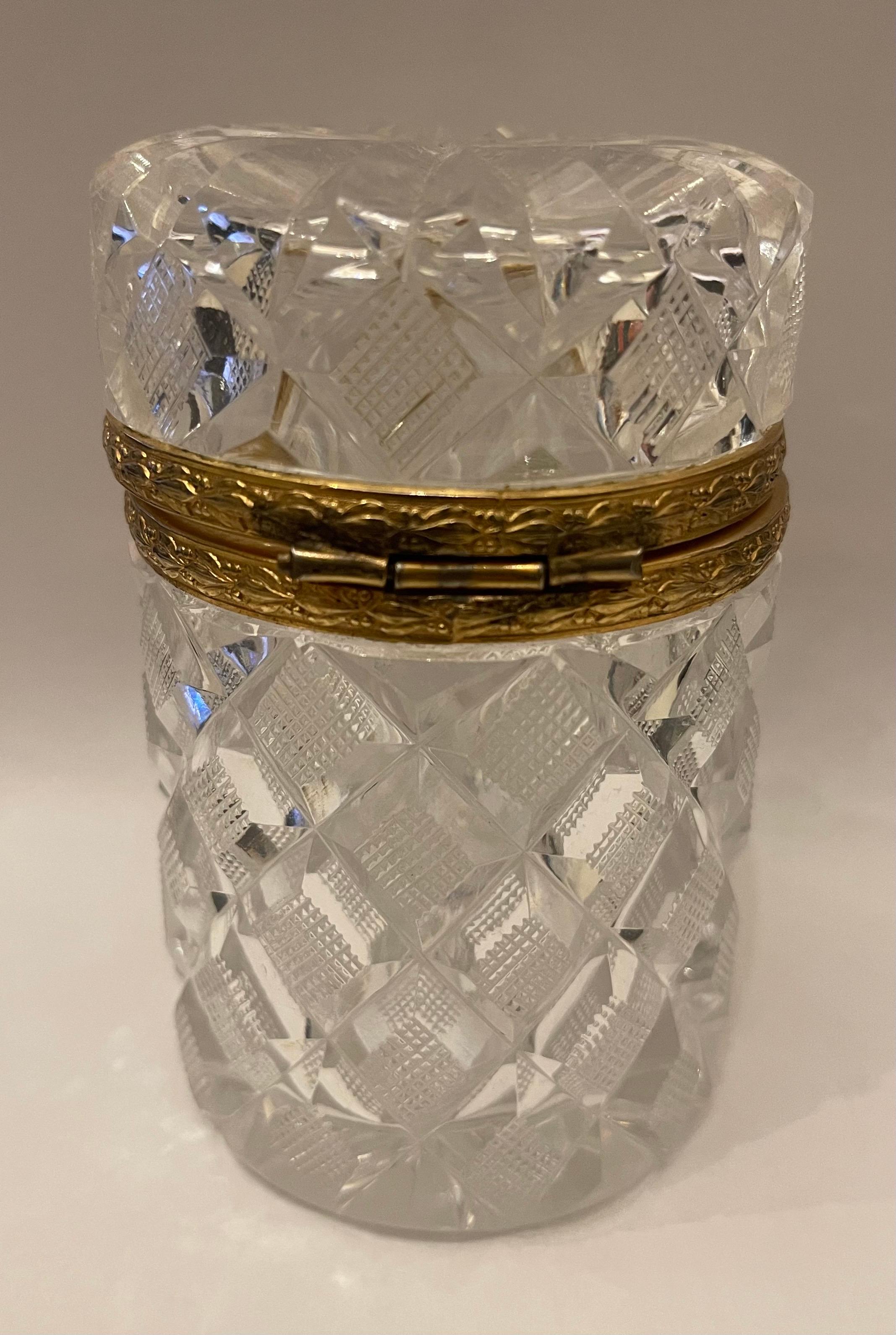 Maravilloso Cofre Cilíndrico Baccarat de Cristal Tallado con Diamantes de Bronce Francés Facetado en venta