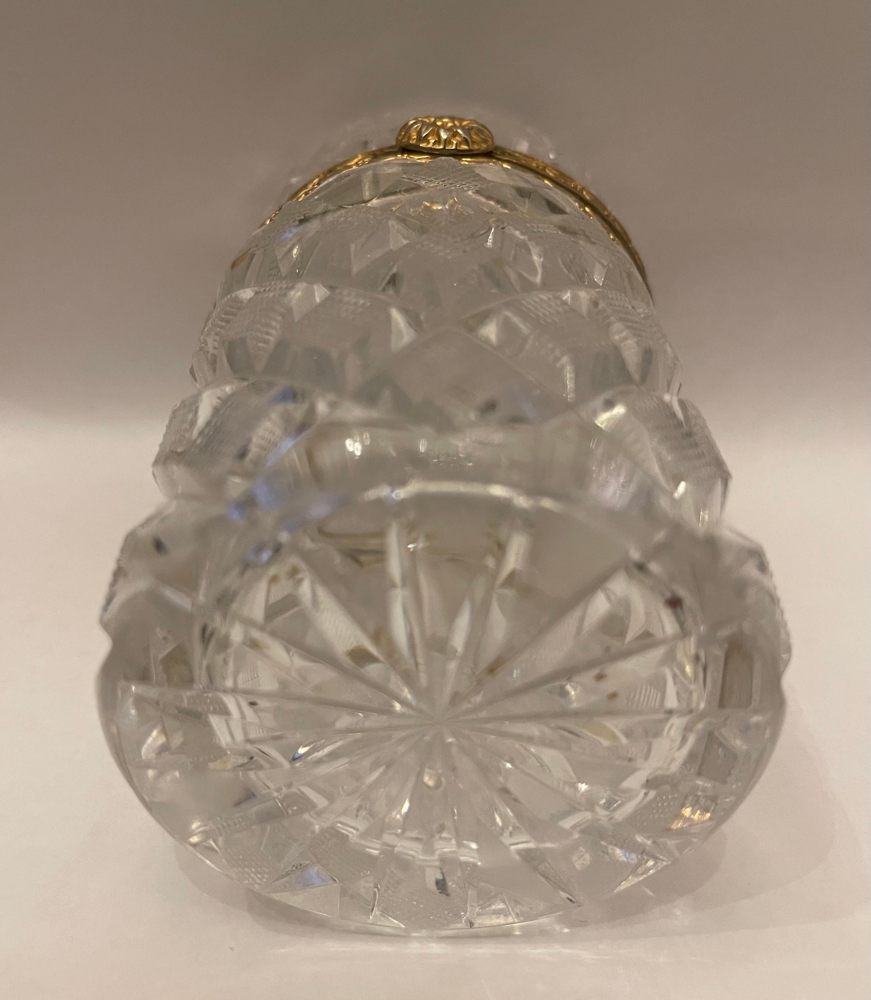 Maravilloso Cofre Cilíndrico Baccarat de Cristal Tallado con Diamantes de Bronce Francés en Bueno estado para la venta en Roslyn, NY