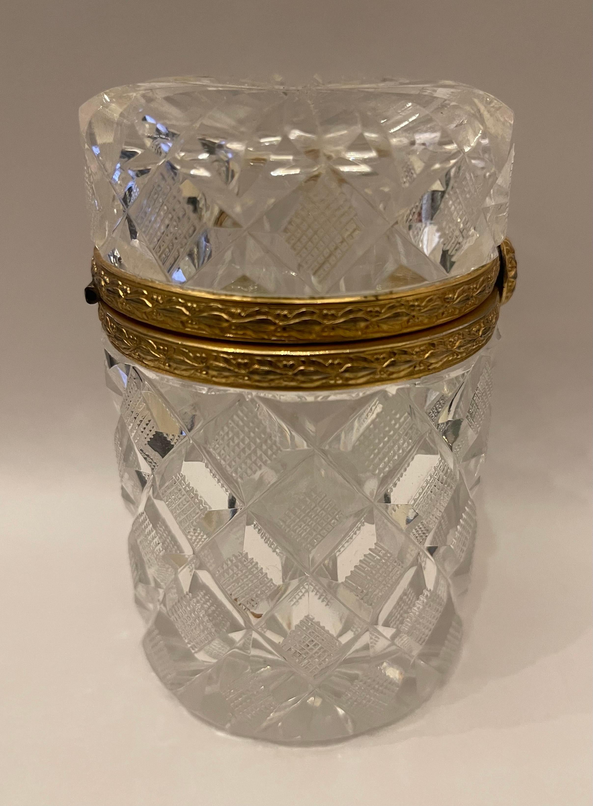 Maravilloso Cofre Cilíndrico Baccarat de Cristal Tallado con Diamantes de Bronce Francés siglo XX en venta