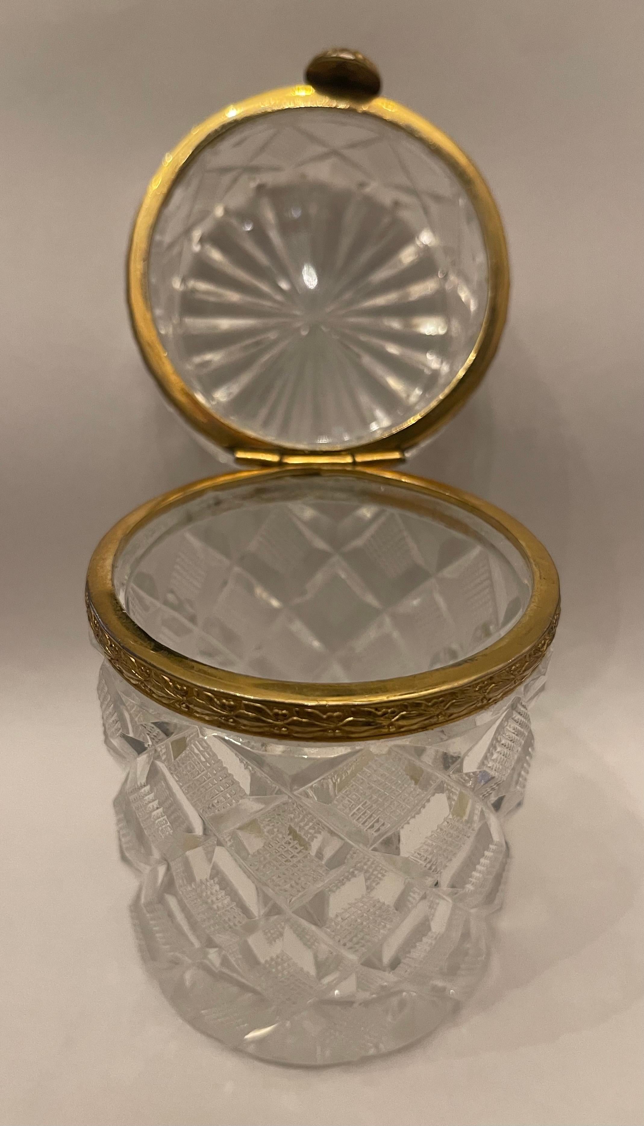 Maravilloso Cofre Cilíndrico Baccarat de Cristal Tallado con Diamantes de Bronce Francés en venta 1