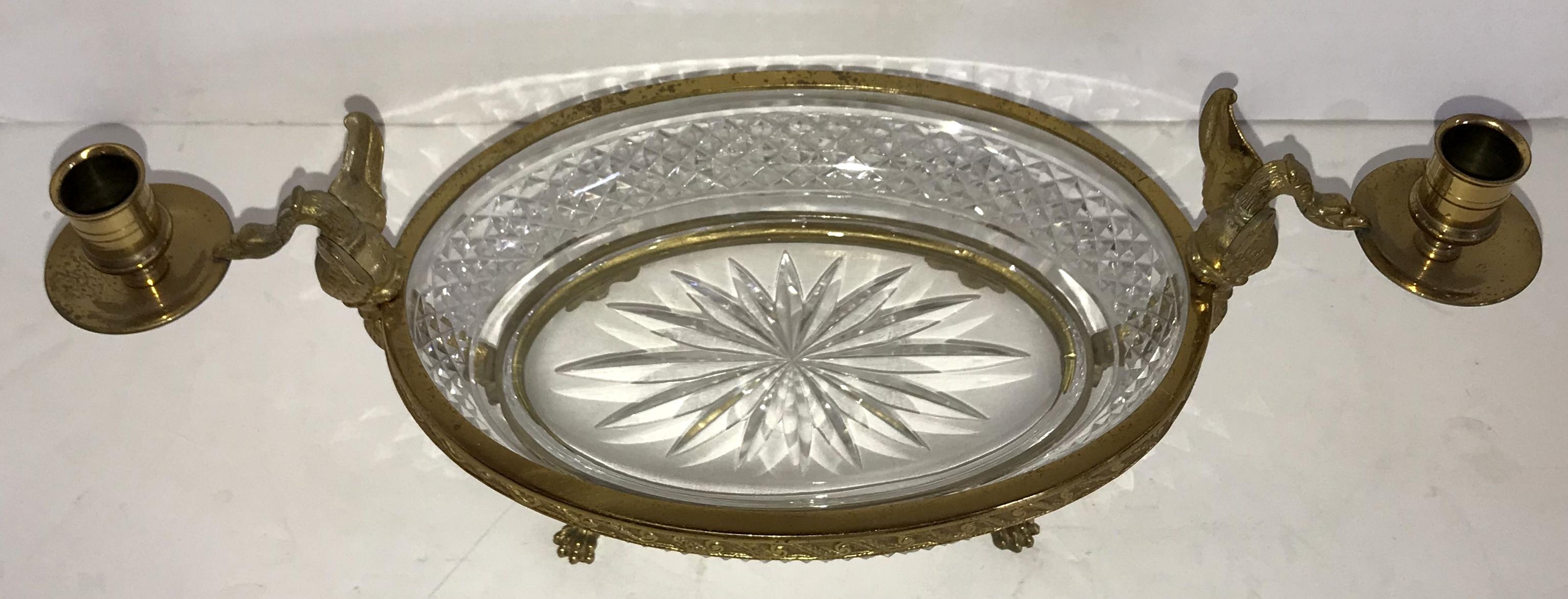 Magnifique centre de table ou jardinière ovale en bronze français et cristal taillé en diamant avec des poignées en bronze doré en forme de cygne menant à des candélabres simples sur chaque cygne élevé sur des pieds en forme de pattes.