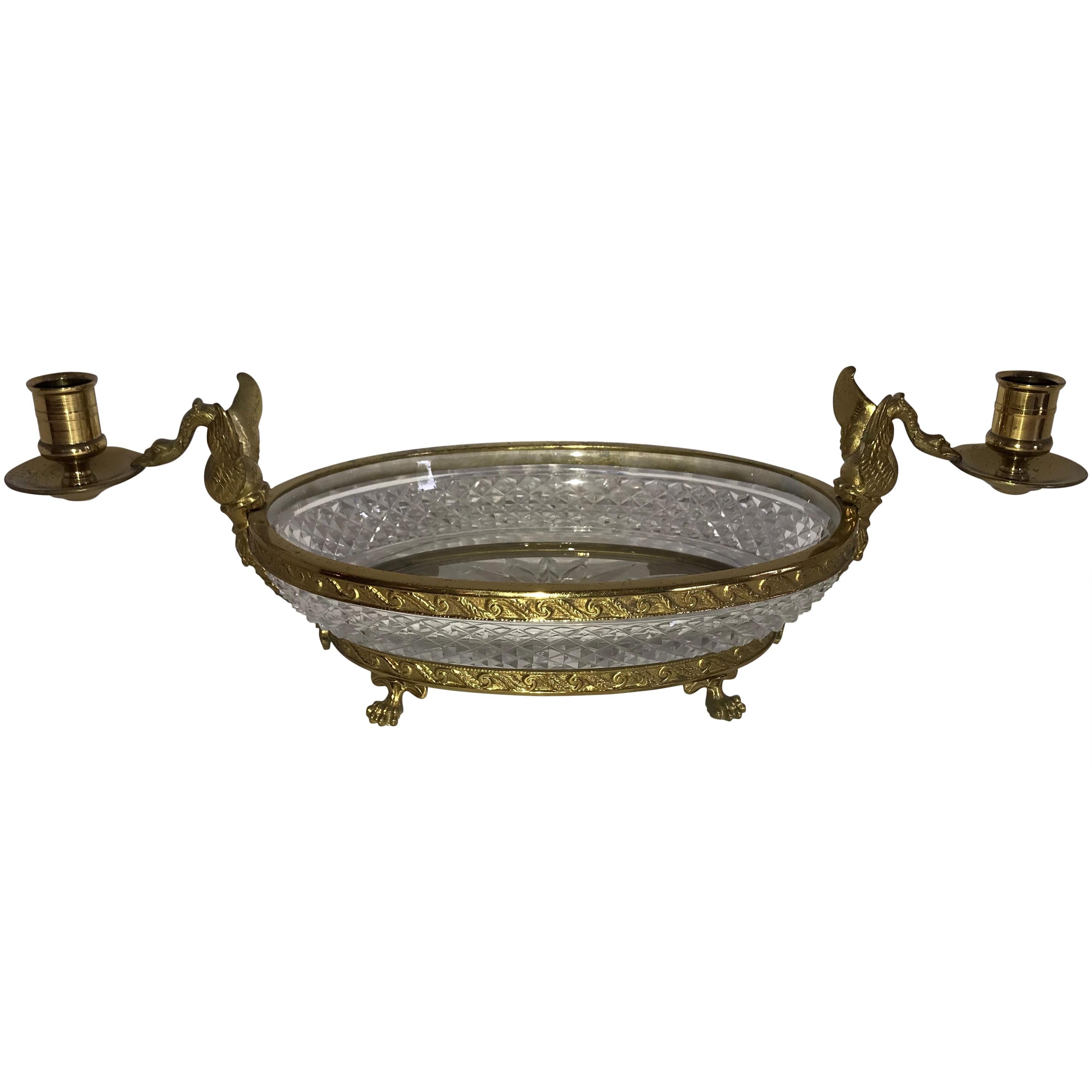 Merveilleuse poignées en bronze français avec centre de table ovale en cristal taillé en forme de cygne et ormolu et diamants