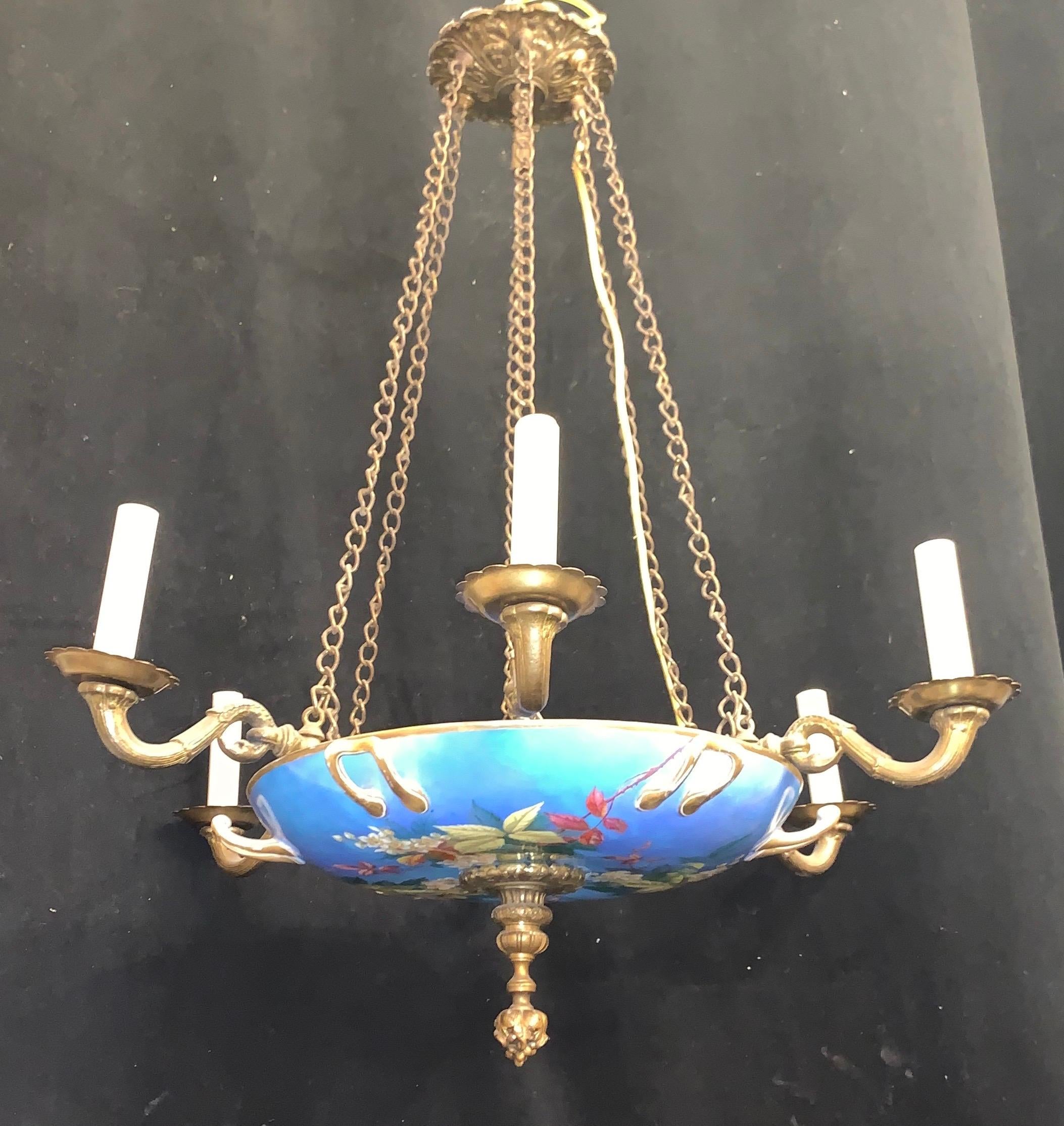 Un merveilleux bronze français et bol en porcelaine peint à la main chintz vieux Paris floral 6 candélabres lustre de lumière
La hauteur est réglable en ajoutant ou en retirant la chaîne.