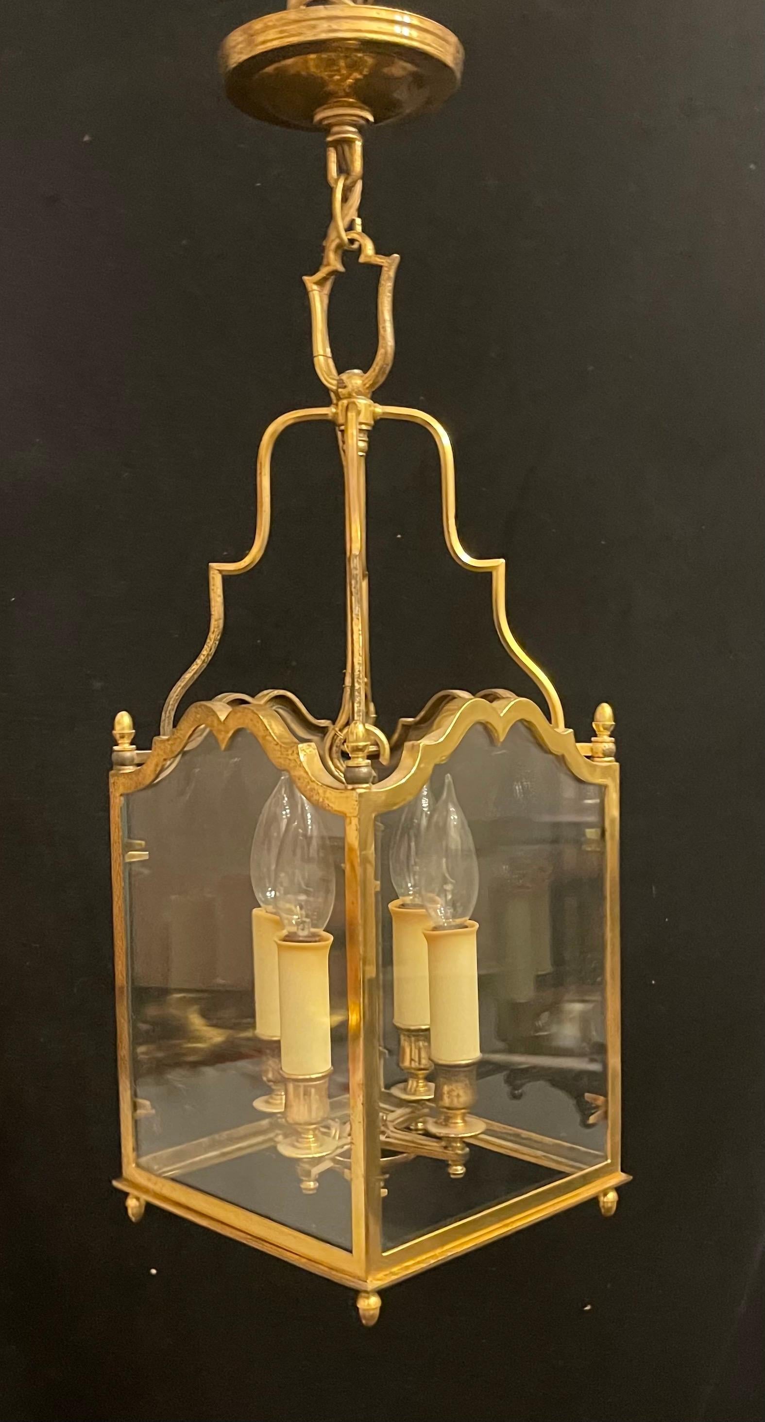 Merveilleuse lanterne suspendue en bronze français de style Louis XV, de forme carrée avec panneau de verre inséré, dotée d'une grappe de 4 lampes candélabres.
Livré prêt à être installé avec un auvent en chaîne et la quincaillerie de montage
Acheté