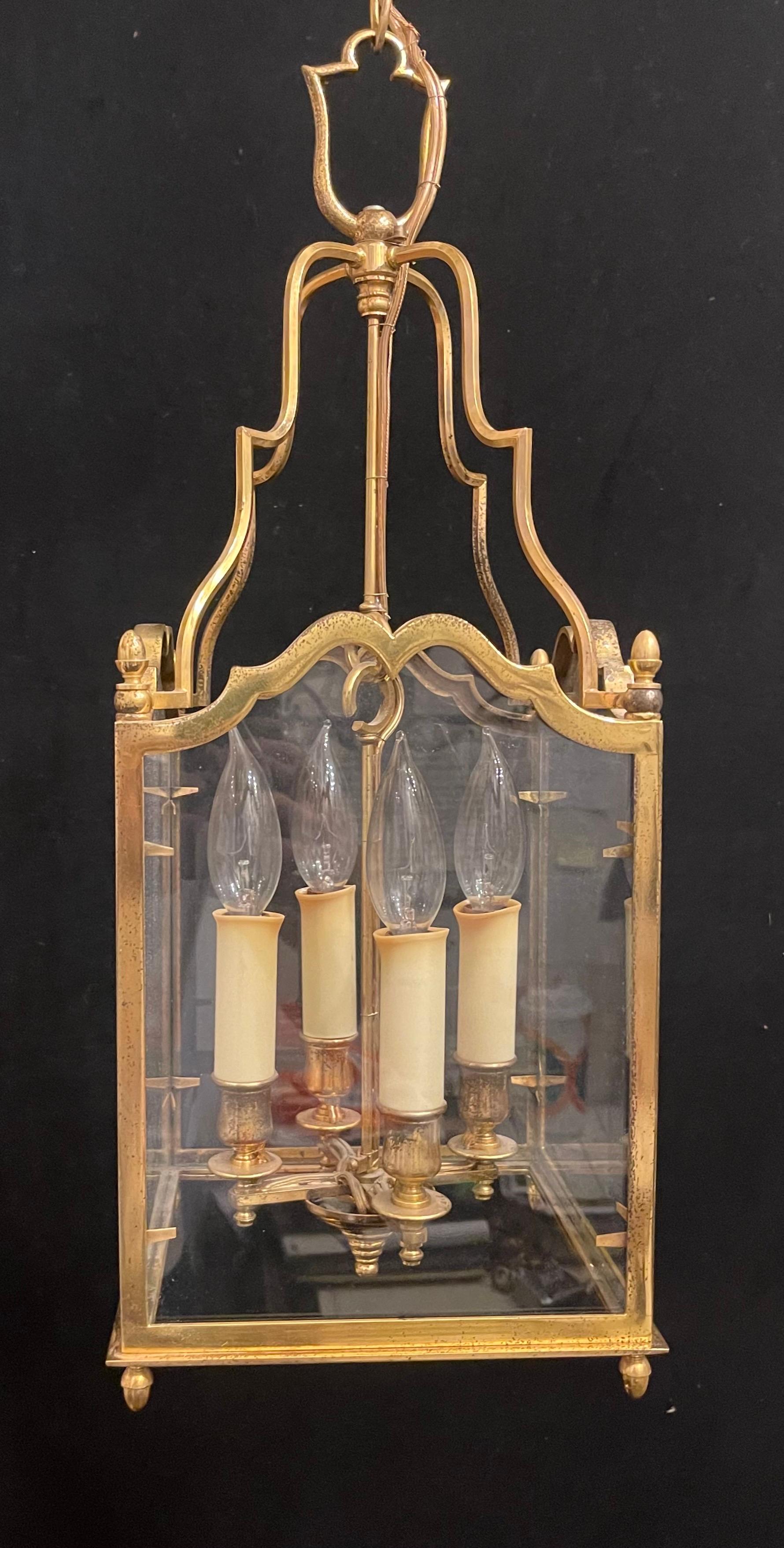 20ième siècle Merveilleuse lanterne suspendue en bronze français Louis XV à panneau de verre carré en vente