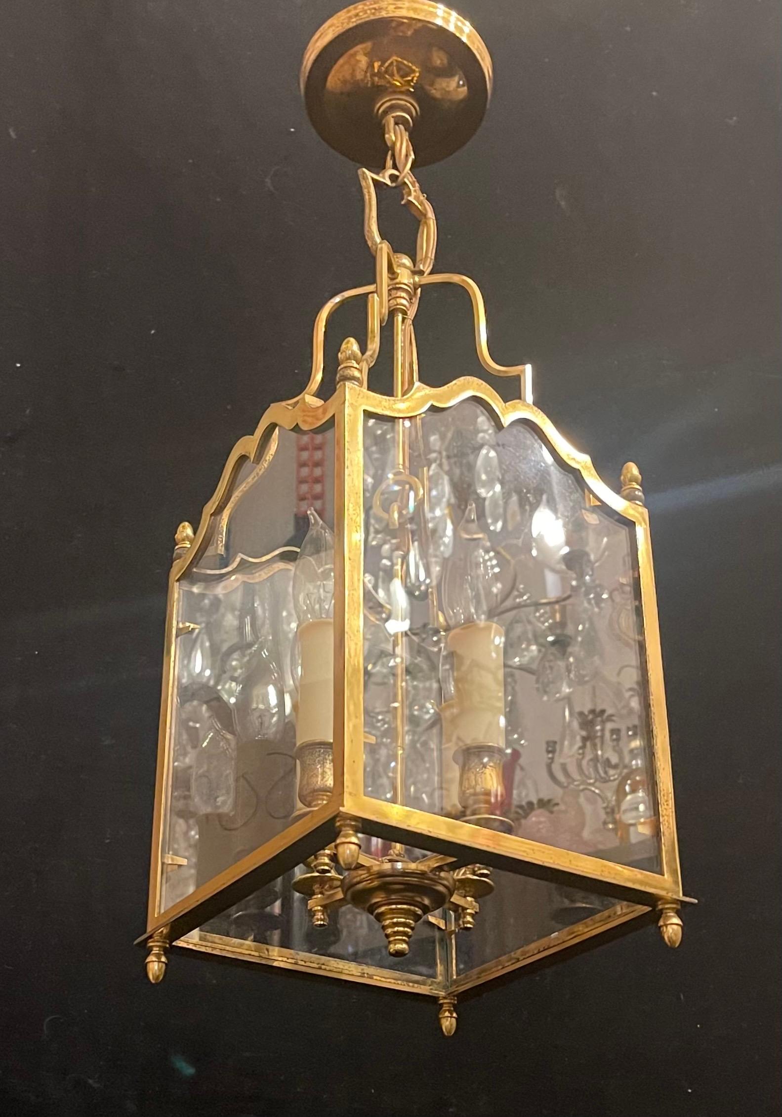 Merveilleuse lanterne suspendue en bronze français Louis XV à panneau de verre carré en vente 1