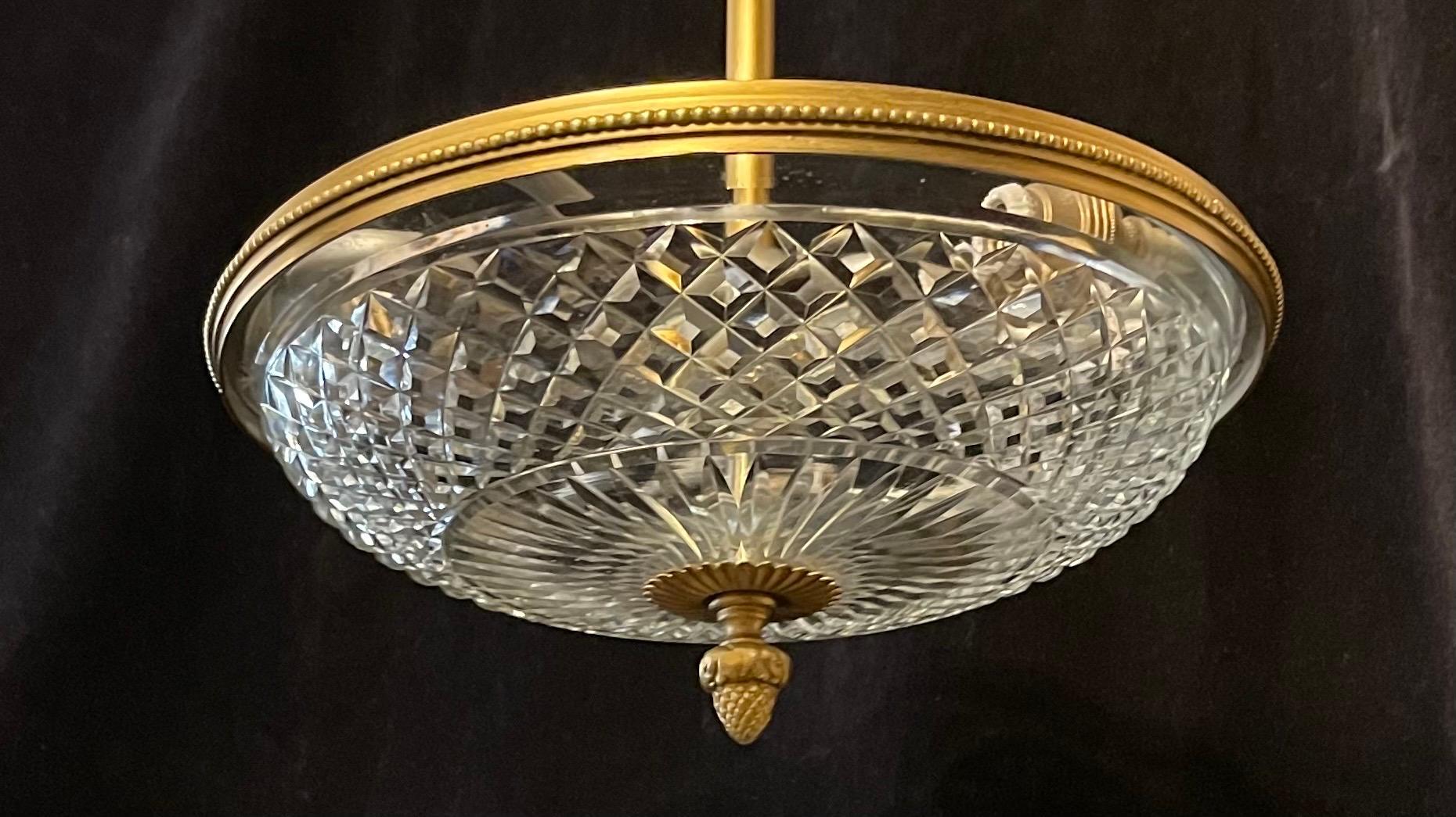 Eine wunderbare Französisch Bronze montiert mit Diamant Facettenschliff Kristall Center Crystal Semi Flush Mount 3 Kandelaber Leuchte, in der Art von Baccarat Die Höhe ist einstellbar 
Gekauft von Nestles, erworben von Park Ave. NYC 

