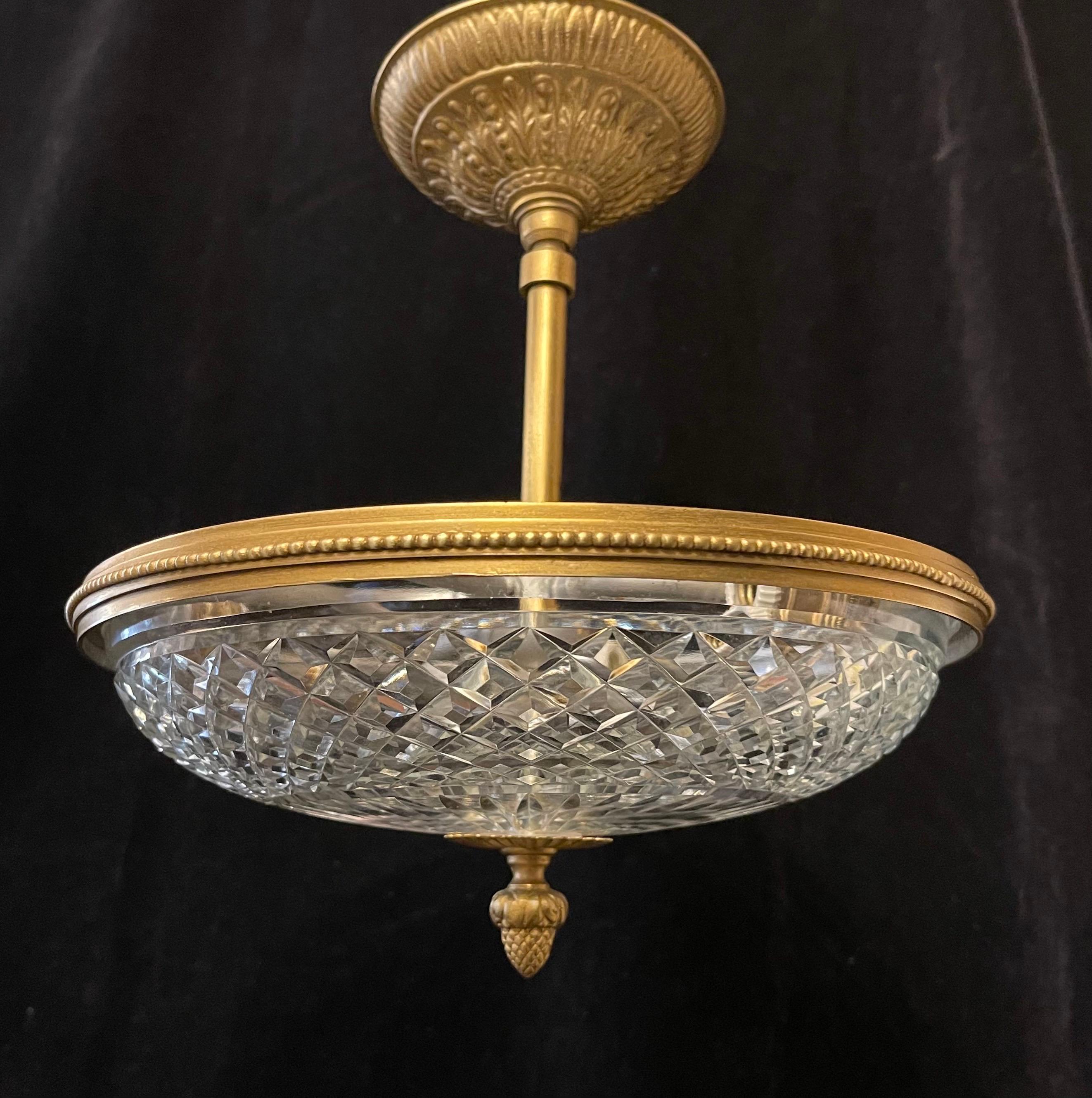 Wunderschöne französische Bronze montiert Diamond Cut Crystal Nestle Semi Flush Fixture (Regency) im Angebot