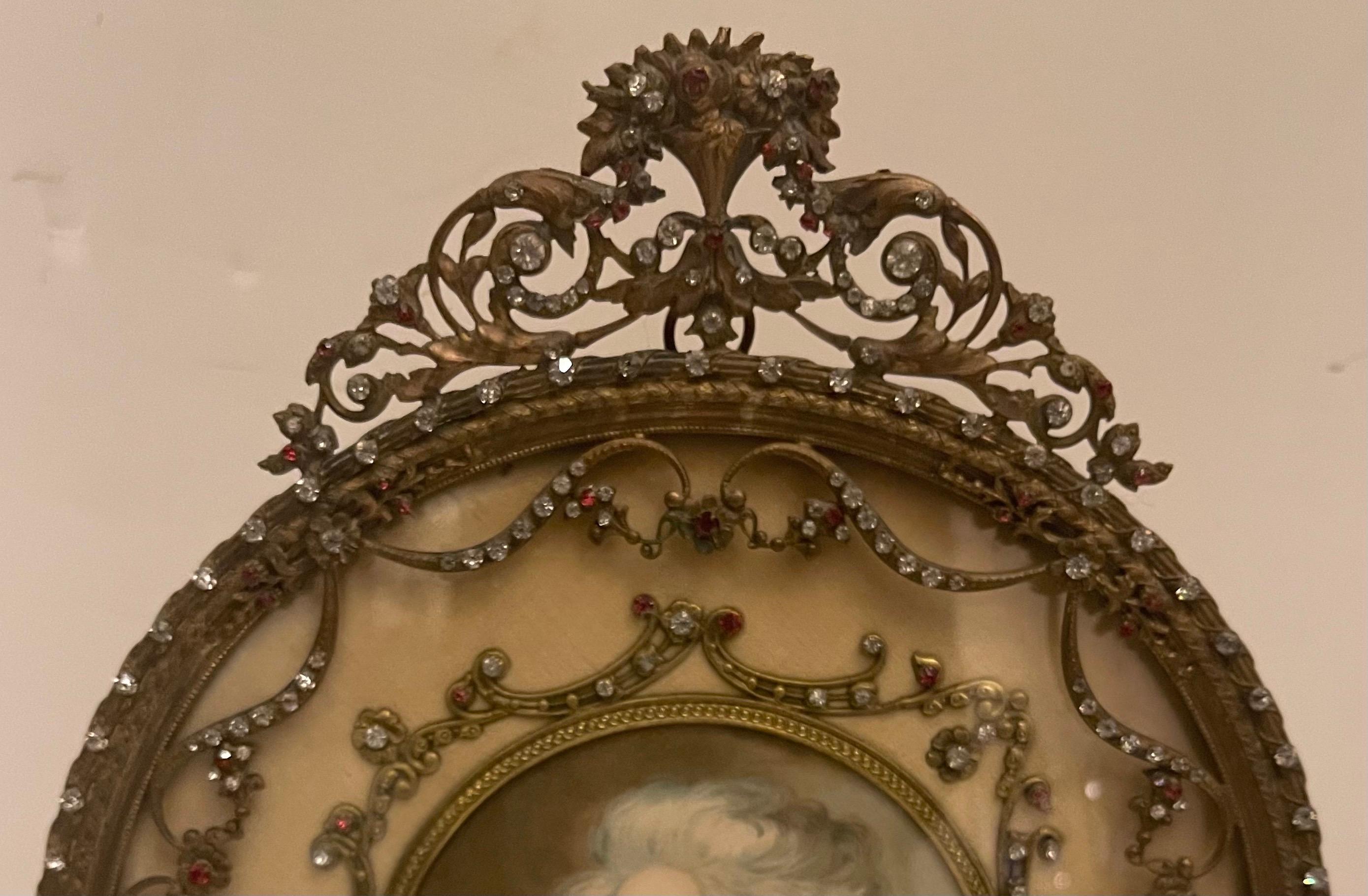 Eine wunderbare Französisch Bronze Ormolu & jeweled interagieren montiert Bilderrahmen in der Louis XVI-Stil mit Bouquet Krone und durchbrochenen swags.