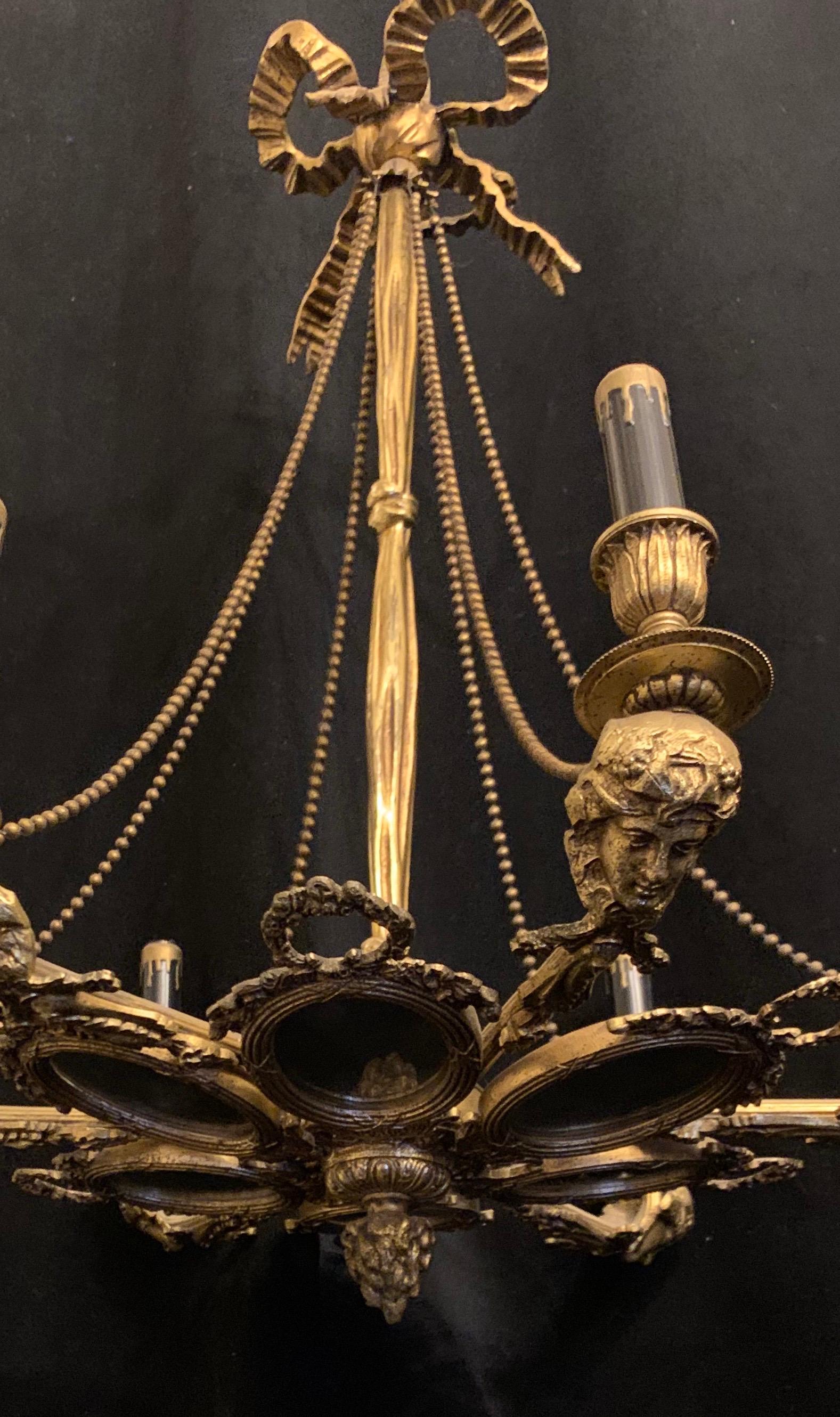 Wunderschöner französischer Bronze-Kronleuchter mit ovaler Spiegelplatte und figürlicher Schleife aus Goldbronze, Swag (Französisch) im Angebot