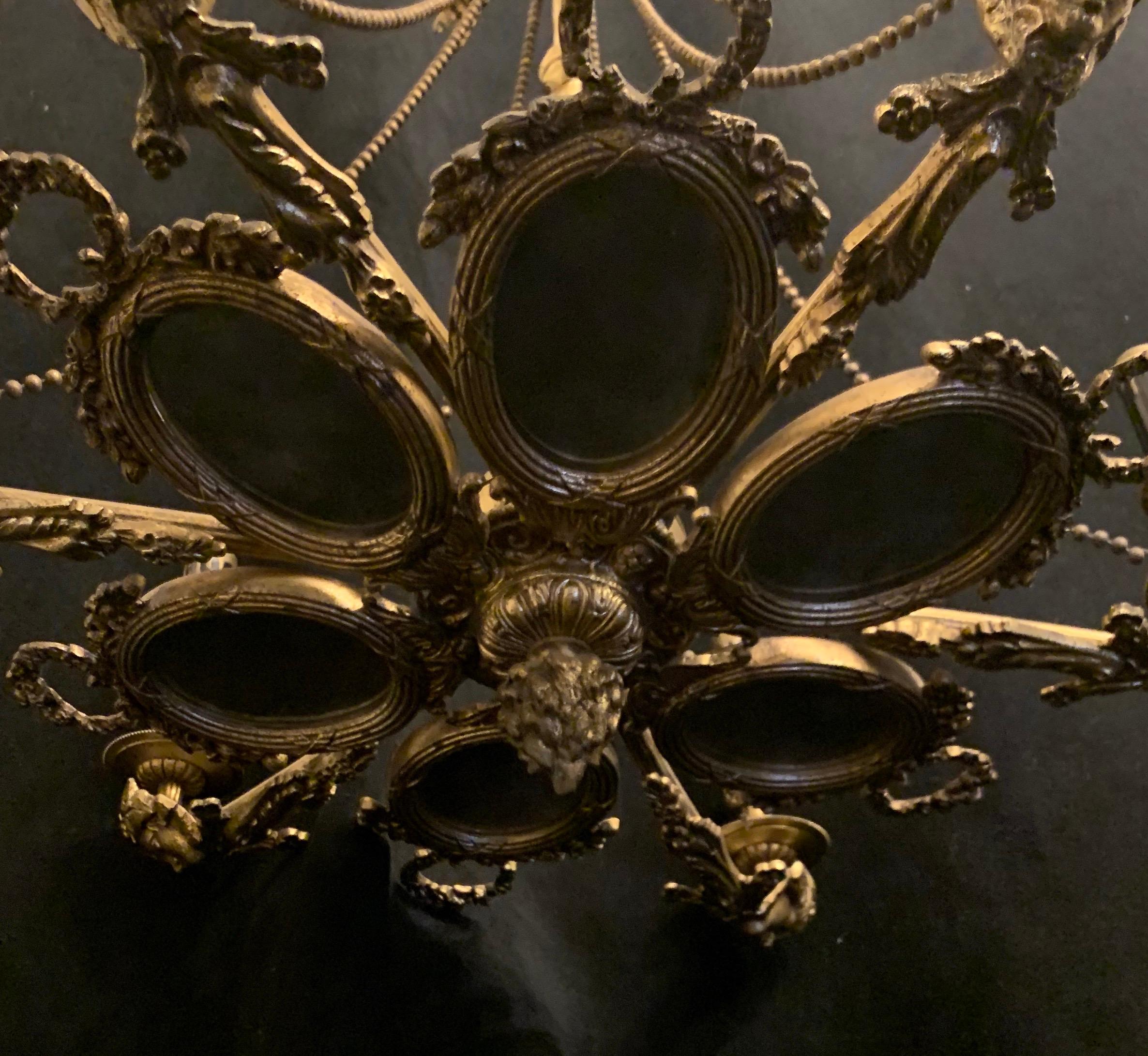 Wunderschöner französischer Bronze-Kronleuchter mit ovaler Spiegelplatte und figürlicher Schleife aus Goldbronze, Swag im Zustand „Gut“ im Angebot in Roslyn, NY
