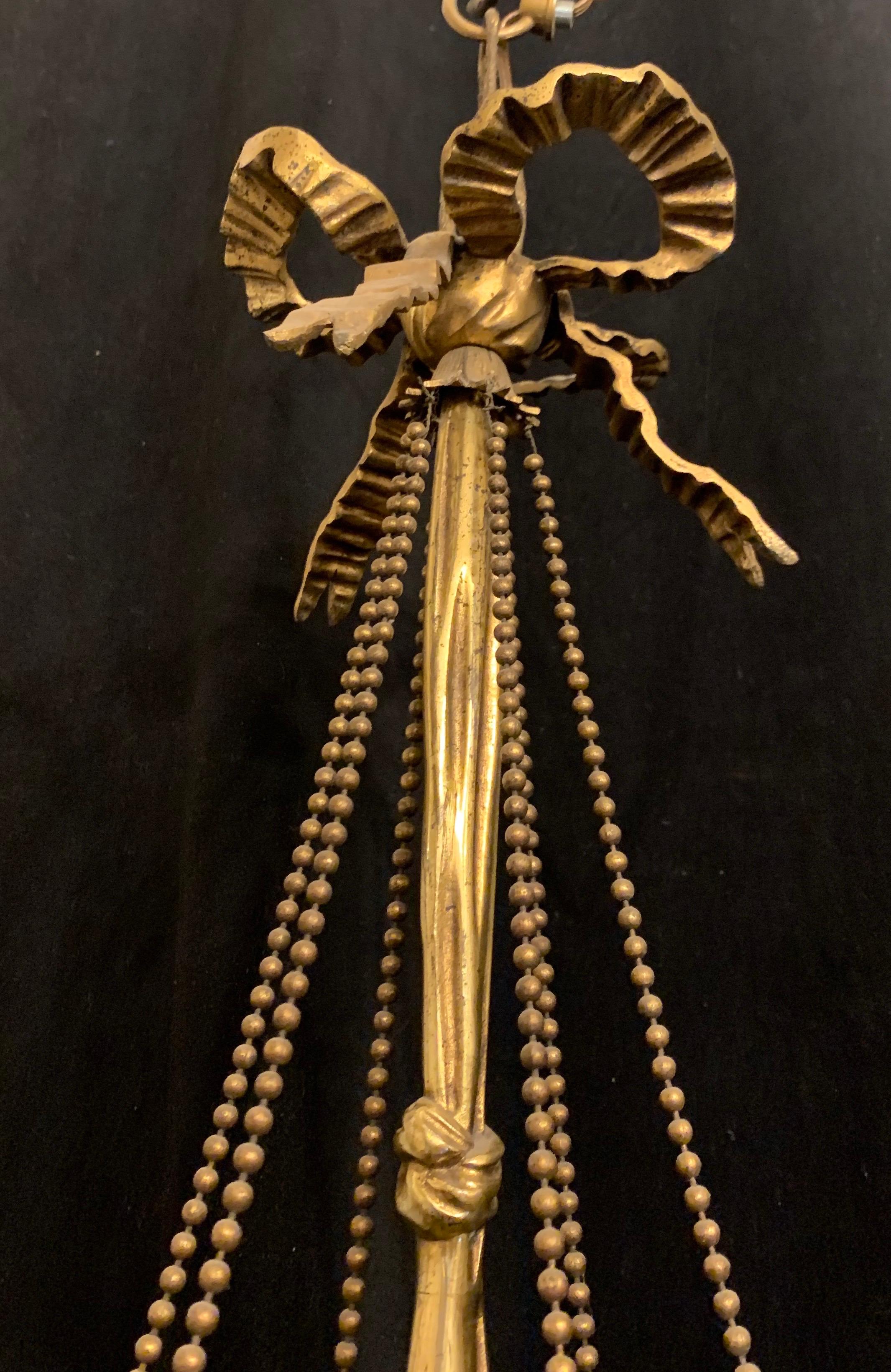 Wunderschöner französischer Bronze-Kronleuchter mit ovaler Spiegelplatte und figürlicher Schleife aus Goldbronze, Swag (20. Jahrhundert) im Angebot