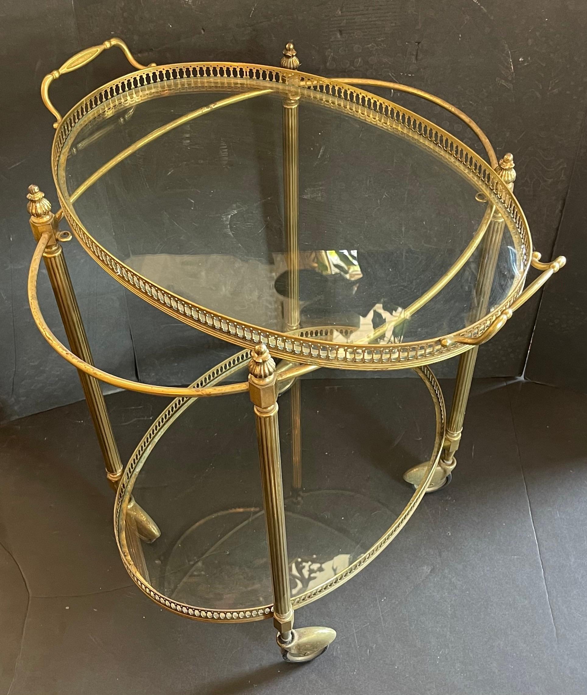 Wunderschöner französischer bronzefarbener, zweistöckiger Barwagen-/Galerie-Tabletttisch mit Glasplatte im Zustand „Gut“ im Angebot in Roslyn, NY