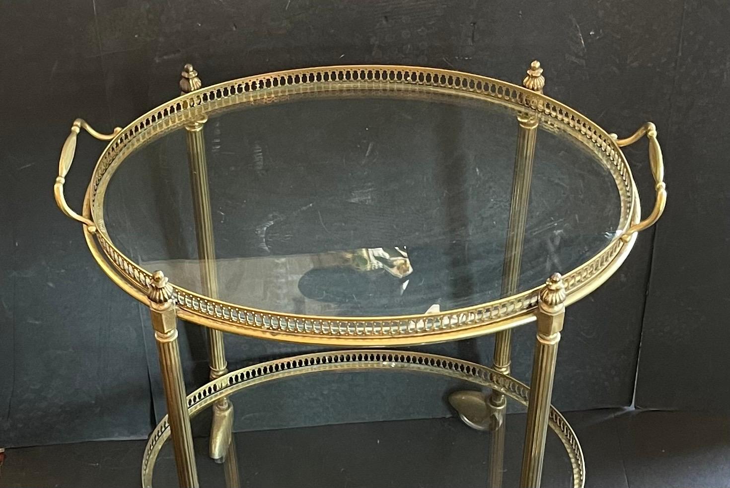 Wunderschöner französischer bronzefarbener, zweistöckiger Barwagen-/Galerie-Tabletttisch mit Glasplatte (20. Jahrhundert) im Angebot
