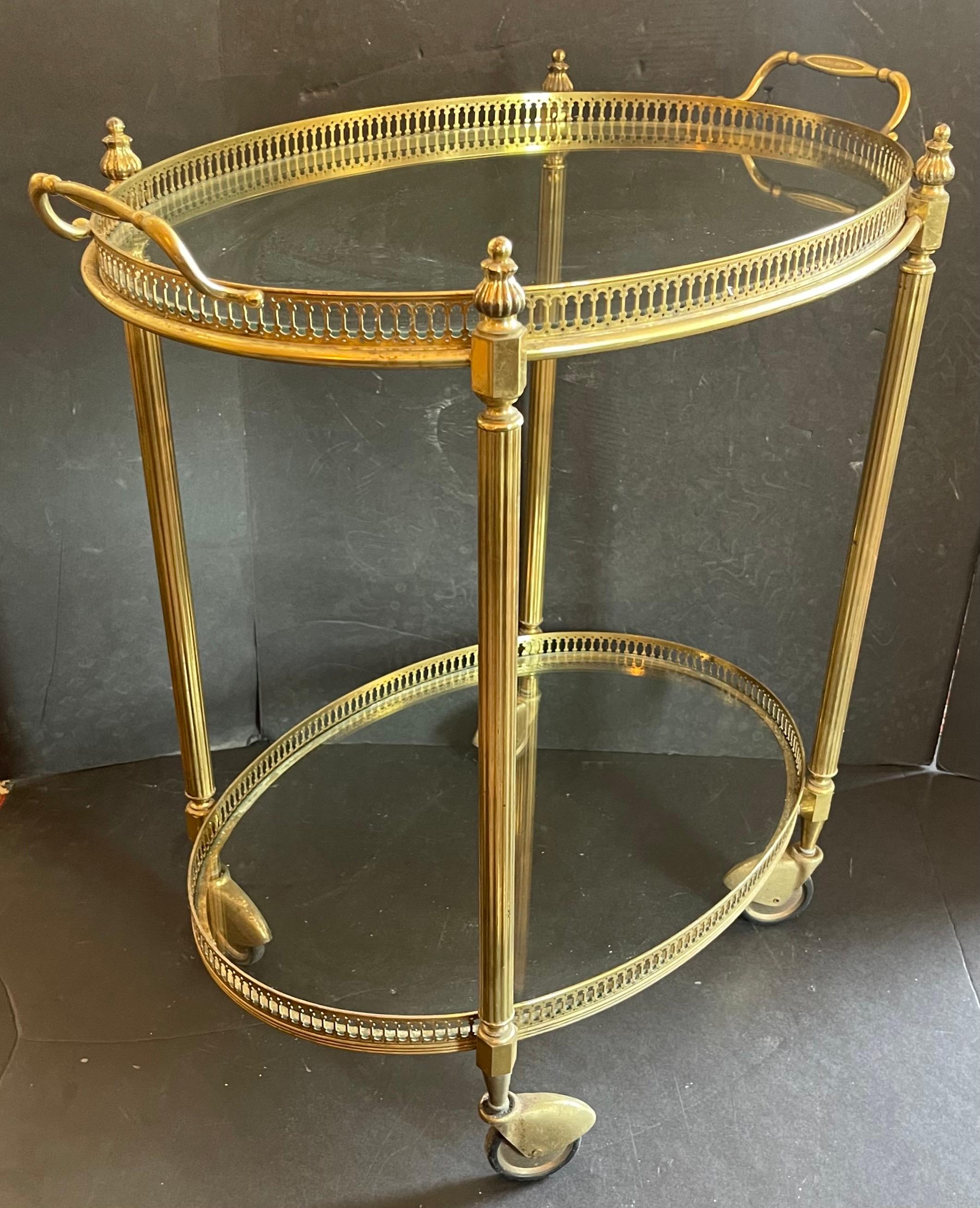 Wunderschöner französischer bronzefarbener, zweistöckiger Barwagen-/Galerie-Tabletttisch mit Glasplatte (Messing) im Angebot