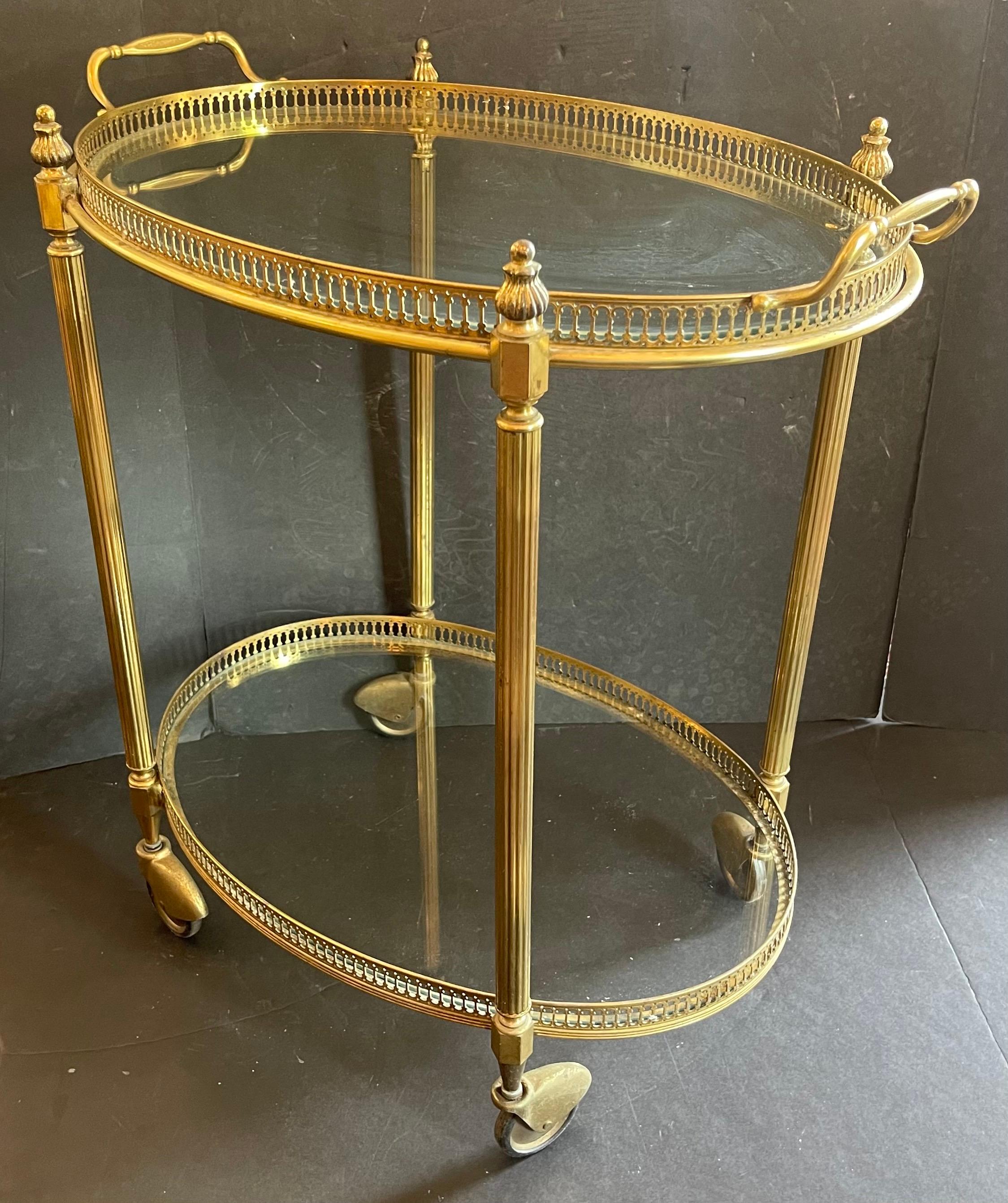 Wunderschöner französischer bronzefarbener, zweistöckiger Barwagen-/Galerie-Tabletttisch mit Glasplatte im Angebot 1