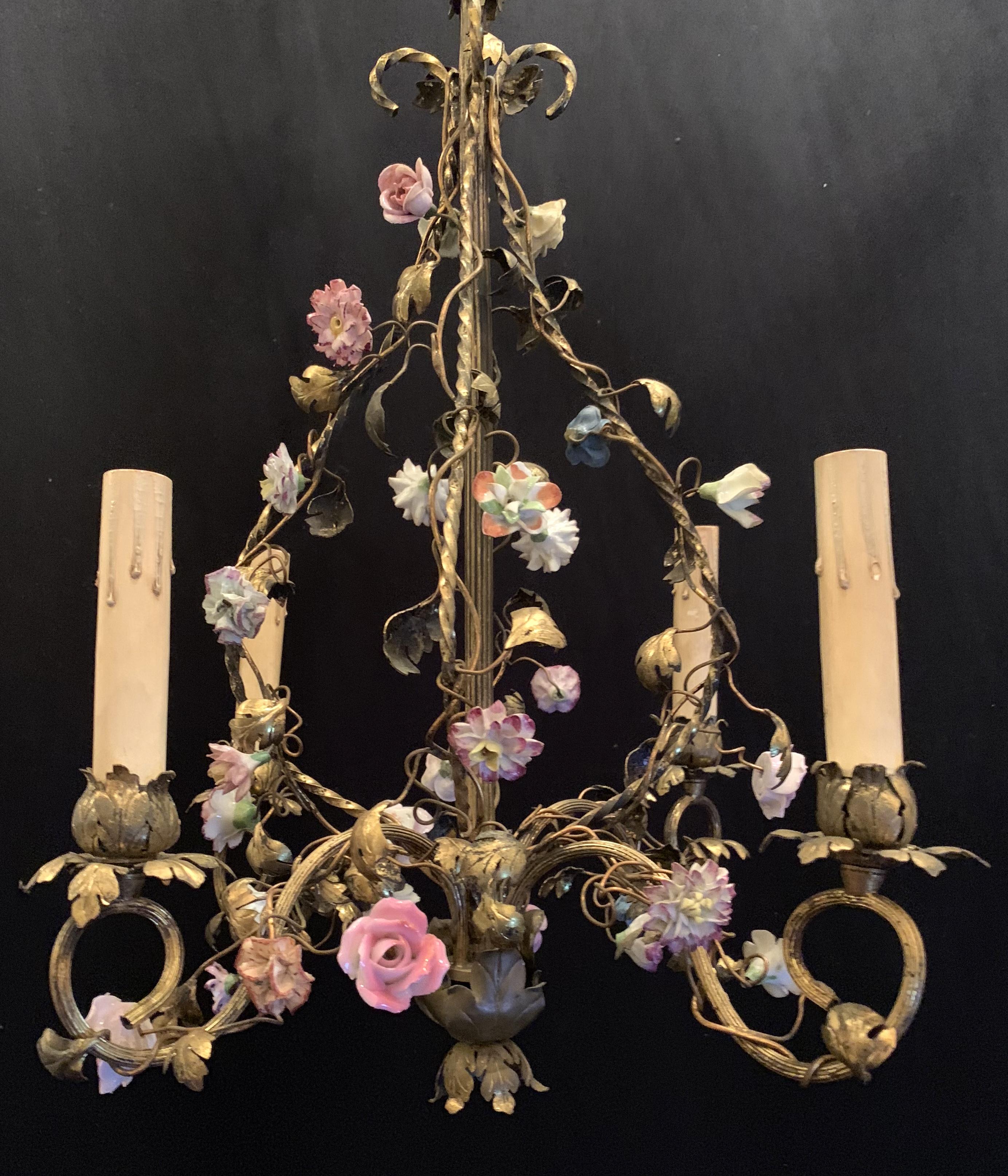 Wunderschöner französischer Bronze-Porzellan-Blumen-Kronleuchter mit vier Lichtern in Käfig-Korb-Form (Belle Époque)
