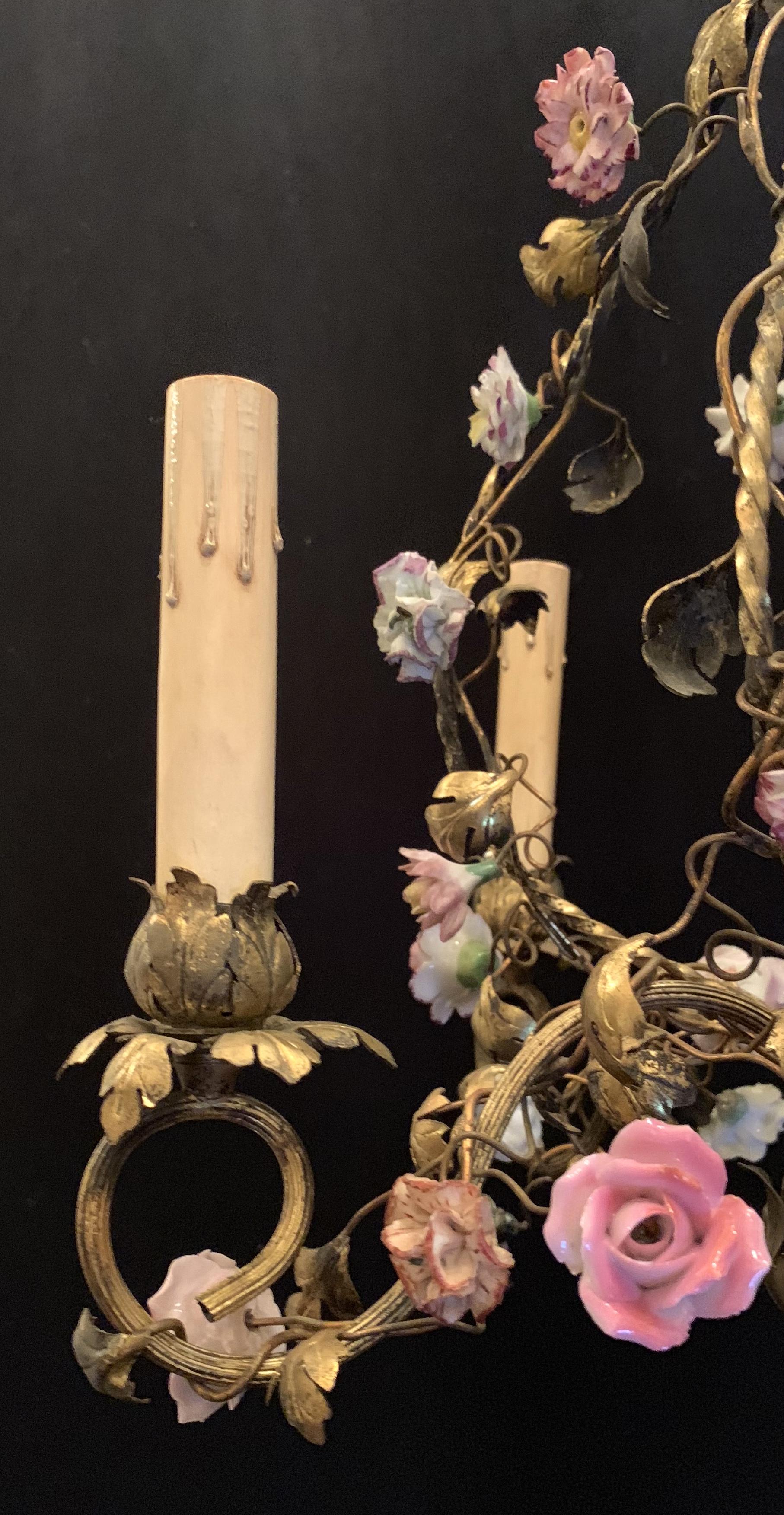 Wunderschöner französischer Bronze-Porzellan-Blumen-Kronleuchter mit vier Lichtern in Käfig-Korb-Form (Französisch)